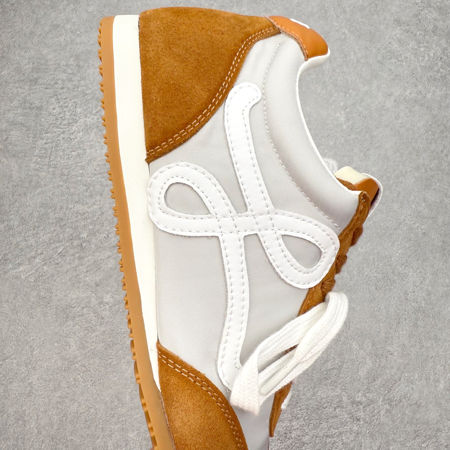 图片[6]-罗意威Loewe Ballet Runner 2.0 Sneakers 芭蕾舞2.0系列阿甘复古风德训薄底百搭休闲运动鞋 市面最高性价比 实体平台跑量 主打推荐好货 采用反绒牛皮革拼接头层皮饰片鞋面材质鞋身原装高密度防刮尼龙面料,极好柔软效果双层乳胶缓震鞋垫外部搭配轻量EVA缓震组合橡胶防滑片装外底不对称鞋头设计、袜状内部结构，轻盈橡胶外底延伸至鞋头 20 毫米鞋跟，附白色和同色系鞋带侧面饰有 L 徽标，鞋舌饰有压纹 Anagram 后跟标签饰有注塑橡胶 LOEWE 标志升级原楦型开发纸版全手工拉帮工艺成型 尺码：35 36 37 38 39 40 41 42 43 44 45-选品中心