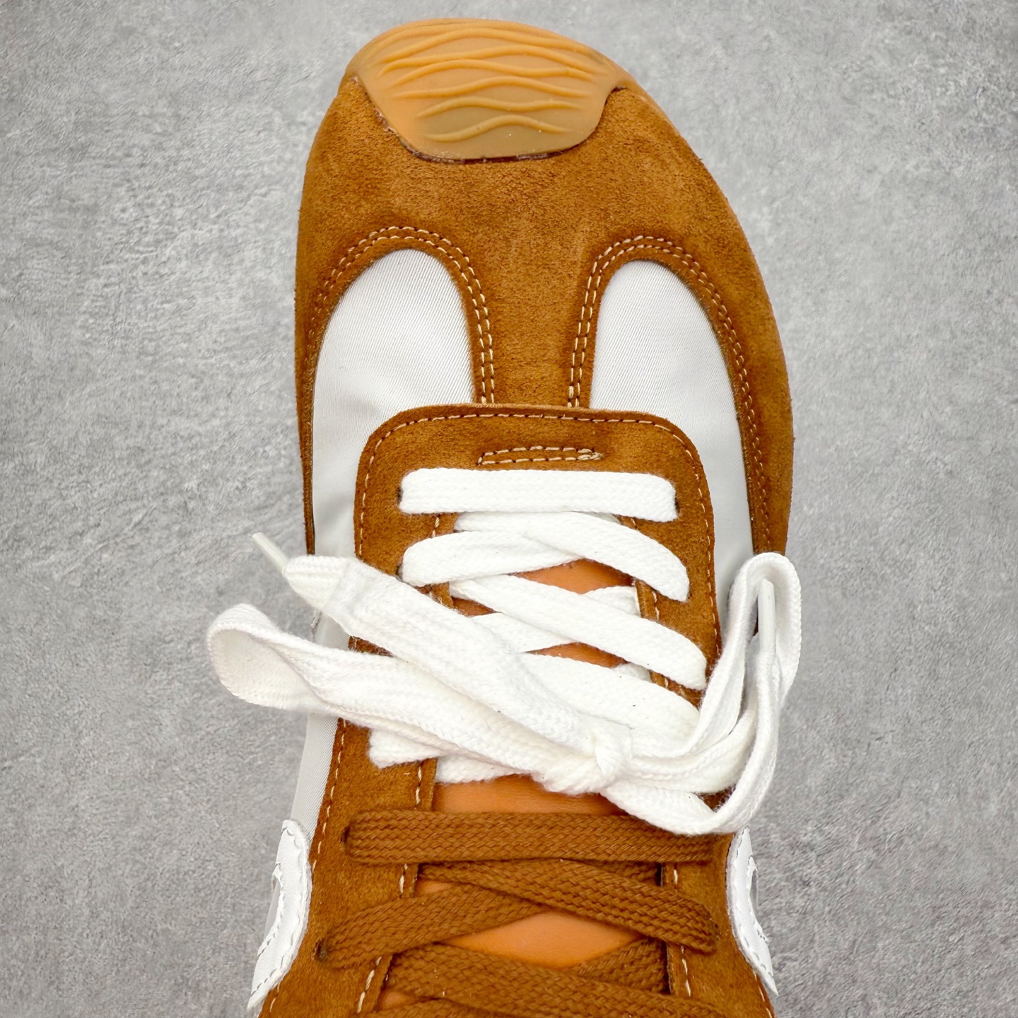 图片[4]-罗意威Loewe Ballet Runner 2.0 Sneakers 芭蕾舞2.0系列阿甘复古风德训薄底百搭休闲运动鞋 市面最高性价比 实体平台跑量 主打推荐好货 采用反绒牛皮革拼接头层皮饰片鞋面材质鞋身原装高密度防刮尼龙面料,极好柔软效果双层乳胶缓震鞋垫外部搭配轻量EVA缓震组合橡胶防滑片装外底不对称鞋头设计、袜状内部结构，轻盈橡胶外底延伸至鞋头 20 毫米鞋跟，附白色和同色系鞋带侧面饰有 L 徽标，鞋舌饰有压纹 Anagram 后跟标签饰有注塑橡胶 LOEWE 标志升级原楦型开发纸版全手工拉帮工艺成型 尺码：35 36 37 38 39 40 41 42 43 44 45-选品中心