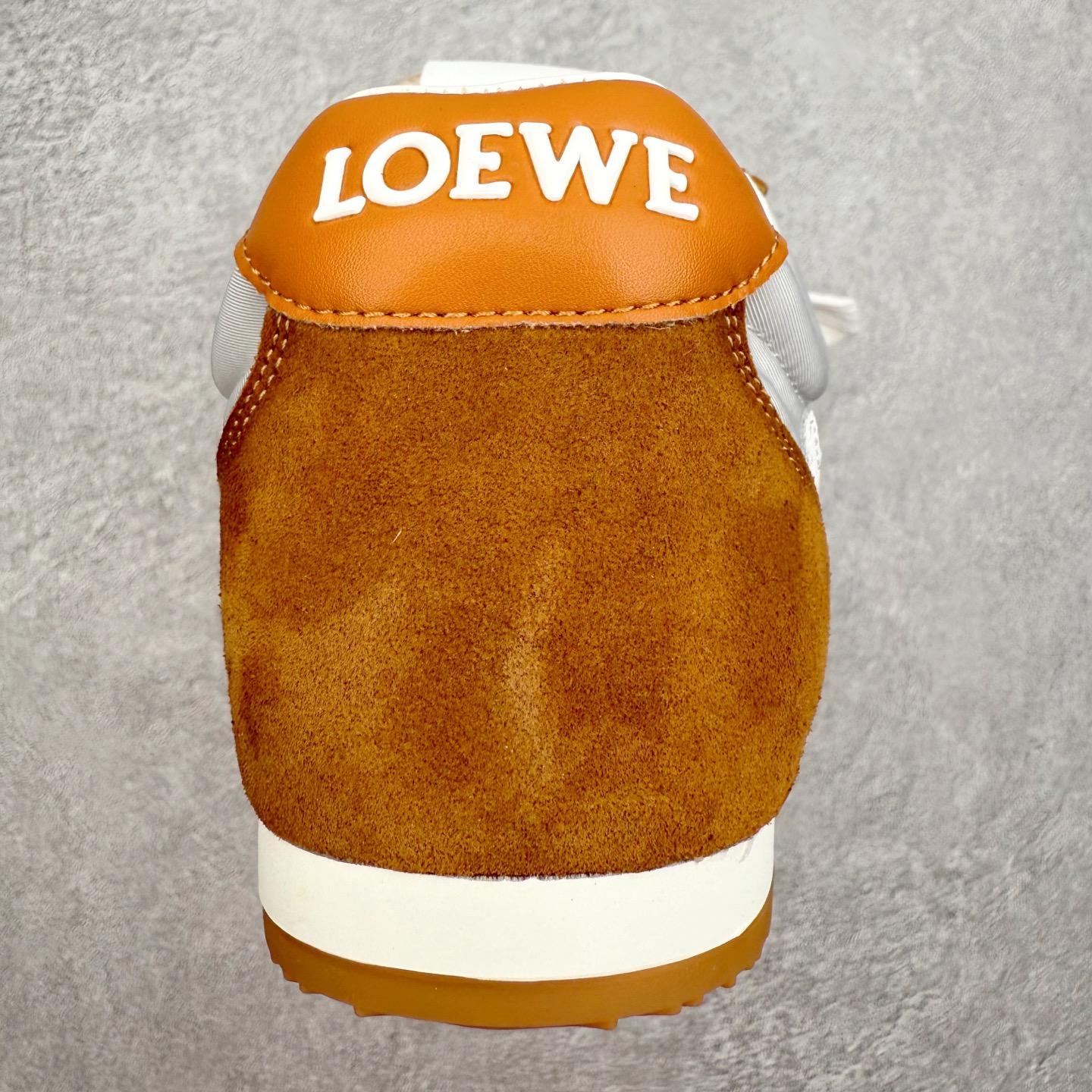 图片[8]-罗意威Loewe Ballet Runner 2.0 Sneakers 芭蕾舞2.0系列阿甘复古风德训薄底百搭休闲运动鞋 市面最高性价比 实体平台跑量 主打推荐好货 采用反绒牛皮革拼接头层皮饰片鞋面材质鞋身原装高密度防刮尼龙面料,极好柔软效果双层乳胶缓震鞋垫外部搭配轻量EVA缓震组合橡胶防滑片装外底不对称鞋头设计、袜状内部结构，轻盈橡胶外底延伸至鞋头 20 毫米鞋跟，附白色和同色系鞋带侧面饰有 L 徽标，鞋舌饰有压纹 Anagram 后跟标签饰有注塑橡胶 LOEWE 标志升级原楦型开发纸版全手工拉帮工艺成型 尺码：35 36 37 38 39 40 41 42 43 44 45-选品中心