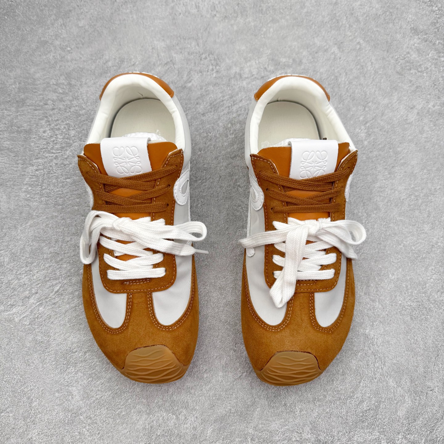 图片[2]-罗意威Loewe Ballet Runner 2.0 Sneakers 芭蕾舞2.0系列阿甘复古风德训薄底百搭休闲运动鞋 市面最高性价比 实体平台跑量 主打推荐好货 采用反绒牛皮革拼接头层皮饰片鞋面材质鞋身原装高密度防刮尼龙面料,极好柔软效果双层乳胶缓震鞋垫外部搭配轻量EVA缓震组合橡胶防滑片装外底不对称鞋头设计、袜状内部结构，轻盈橡胶外底延伸至鞋头 20 毫米鞋跟，附白色和同色系鞋带侧面饰有 L 徽标，鞋舌饰有压纹 Anagram 后跟标签饰有注塑橡胶 LOEWE 标志升级原楦型开发纸版全手工拉帮工艺成型 尺码：35 36 37 38 39 40 41 42 43 44 45-选品中心