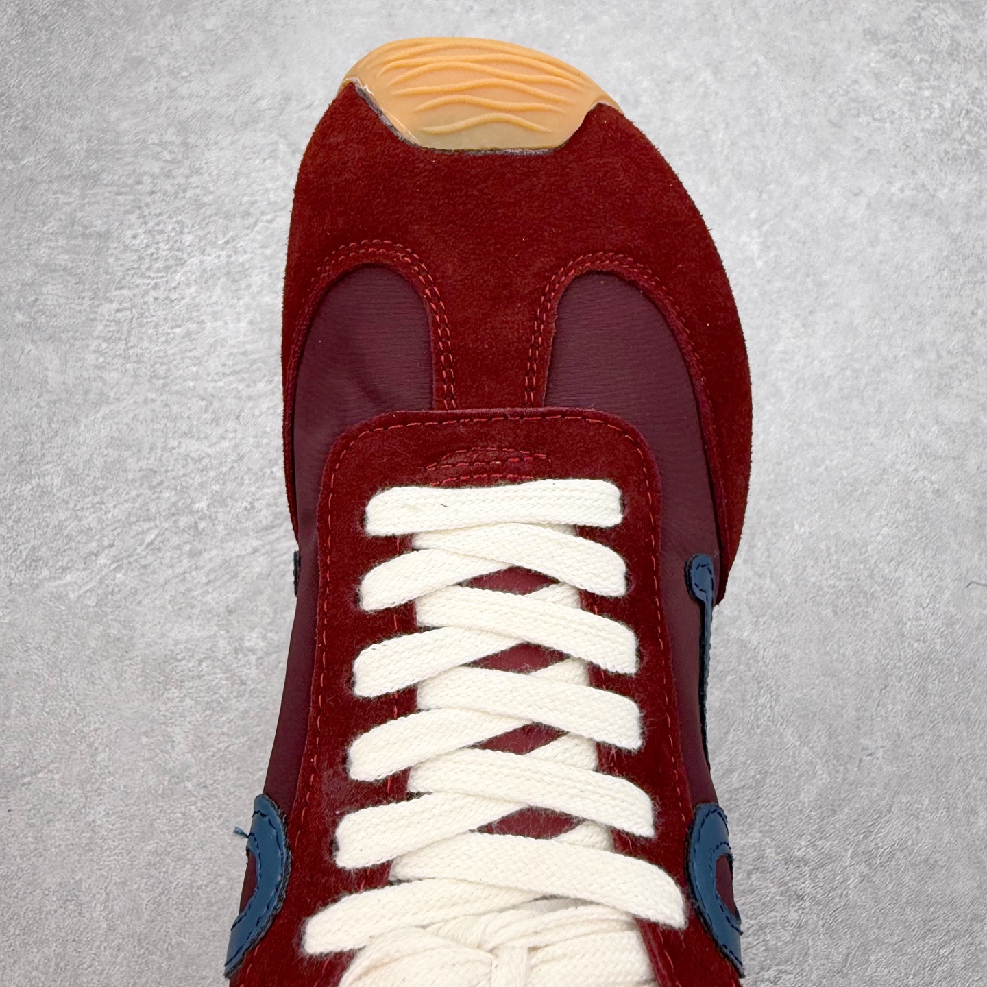 图片[4]-罗意威Loewe Ballet Runner 2.0 Sneakers 芭蕾舞2.0系列阿甘复古风德训薄底百搭休闲运动鞋 市面最高性价比 实体平台跑量 主打推荐好货 采用反绒牛皮革拼接头层皮饰片鞋面材质鞋身原装高密度防刮尼龙面料,极好柔软效果双层乳胶缓震鞋垫外部搭配轻量EVA缓震组合橡胶防滑片装外底不对称鞋头设计、袜状内部结构，轻盈橡胶外底延伸至鞋头 20 毫米鞋跟，附白色和同色系鞋带侧面饰有 L 徽标，鞋舌饰有压纹 Anagram 后跟标签饰有注塑橡胶 LOEWE 标志升级原楦型开发纸版全手工拉帮工艺成型 尺码：35 36 37 38 39 40 41 42 43 44 45-选品中心