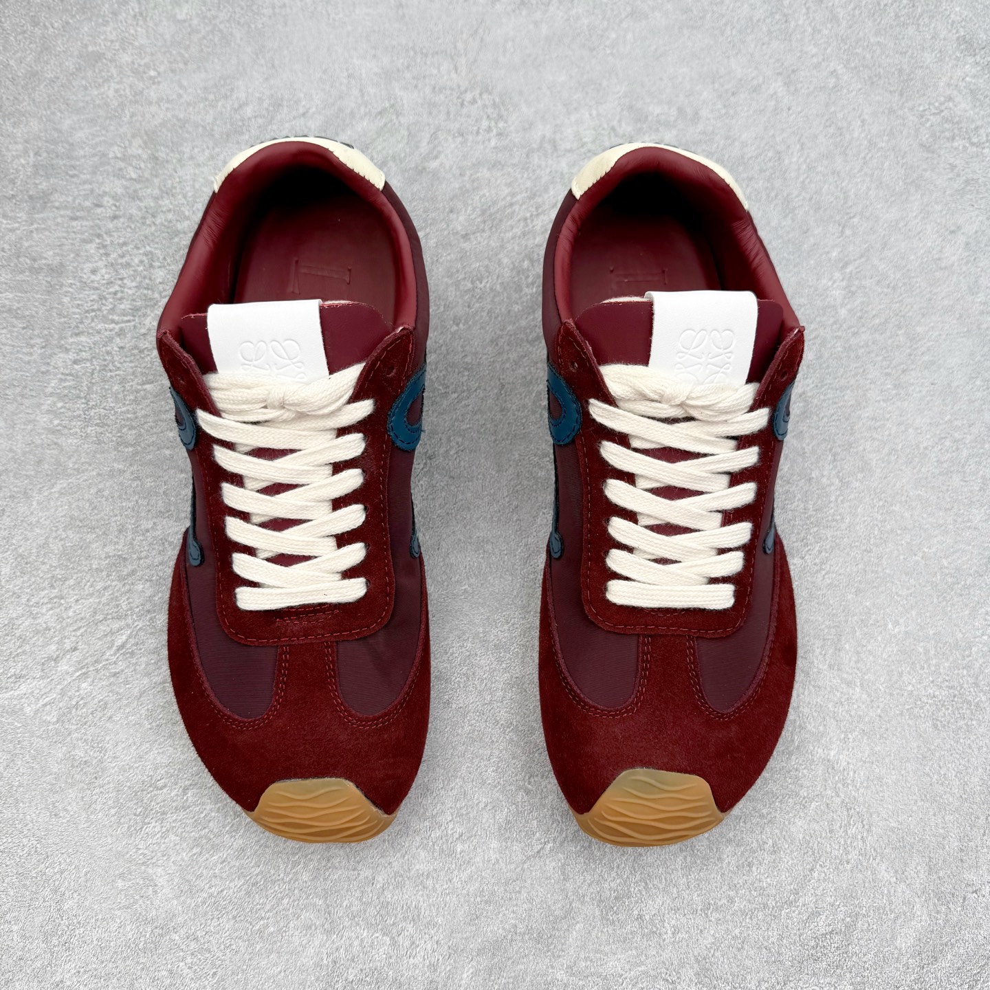 图片[2]-罗意威Loewe Ballet Runner 2.0 Sneakers 芭蕾舞2.0系列阿甘复古风德训薄底百搭休闲运动鞋 市面最高性价比 实体平台跑量 主打推荐好货 采用反绒牛皮革拼接头层皮饰片鞋面材质鞋身原装高密度防刮尼龙面料,极好柔软效果双层乳胶缓震鞋垫外部搭配轻量EVA缓震组合橡胶防滑片装外底不对称鞋头设计、袜状内部结构，轻盈橡胶外底延伸至鞋头 20 毫米鞋跟，附白色和同色系鞋带侧面饰有 L 徽标，鞋舌饰有压纹 Anagram 后跟标签饰有注塑橡胶 LOEWE 标志升级原楦型开发纸版全手工拉帮工艺成型 尺码：35 36 37 38 39 40 41 42 43 44 45-选品中心