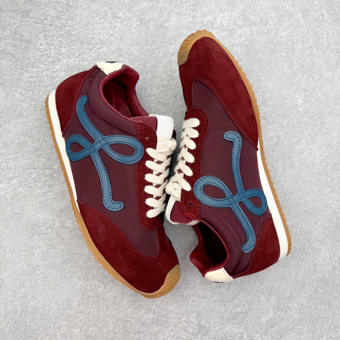 图片[3]-罗意威Loewe Ballet Runner 2.0 Sneakers 芭蕾舞2.0系列阿甘复古风德训薄底百搭休闲运动鞋 市面最高性价比 实体平台跑量 主打推荐好货 采用反绒牛皮革拼接头层皮饰片鞋面材质鞋身原装高密度防刮尼龙面料,极好柔软效果双层乳胶缓震鞋垫外部搭配轻量EVA缓震组合橡胶防滑片装外底不对称鞋头设计、袜状内部结构，轻盈橡胶外底延伸至鞋头 20 毫米鞋跟，附白色和同色系鞋带侧面饰有 L 徽标，鞋舌饰有压纹 Anagram 后跟标签饰有注塑橡胶 LOEWE 标志升级原楦型开发纸版全手工拉帮工艺成型 尺码：35 36 37 38 39 40 41 42 43 44 45-选品中心