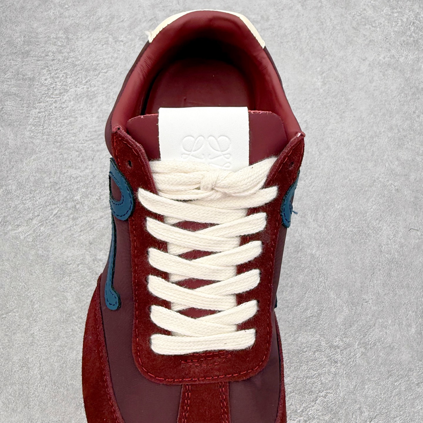 图片[5]-罗意威Loewe Ballet Runner 2.0 Sneakers 芭蕾舞2.0系列阿甘复古风德训薄底百搭休闲运动鞋 市面最高性价比 实体平台跑量 主打推荐好货 采用反绒牛皮革拼接头层皮饰片鞋面材质鞋身原装高密度防刮尼龙面料,极好柔软效果双层乳胶缓震鞋垫外部搭配轻量EVA缓震组合橡胶防滑片装外底不对称鞋头设计、袜状内部结构，轻盈橡胶外底延伸至鞋头 20 毫米鞋跟，附白色和同色系鞋带侧面饰有 L 徽标，鞋舌饰有压纹 Anagram 后跟标签饰有注塑橡胶 LOEWE 标志升级原楦型开发纸版全手工拉帮工艺成型 尺码：35 36 37 38 39 40 41 42 43 44 45-选品中心