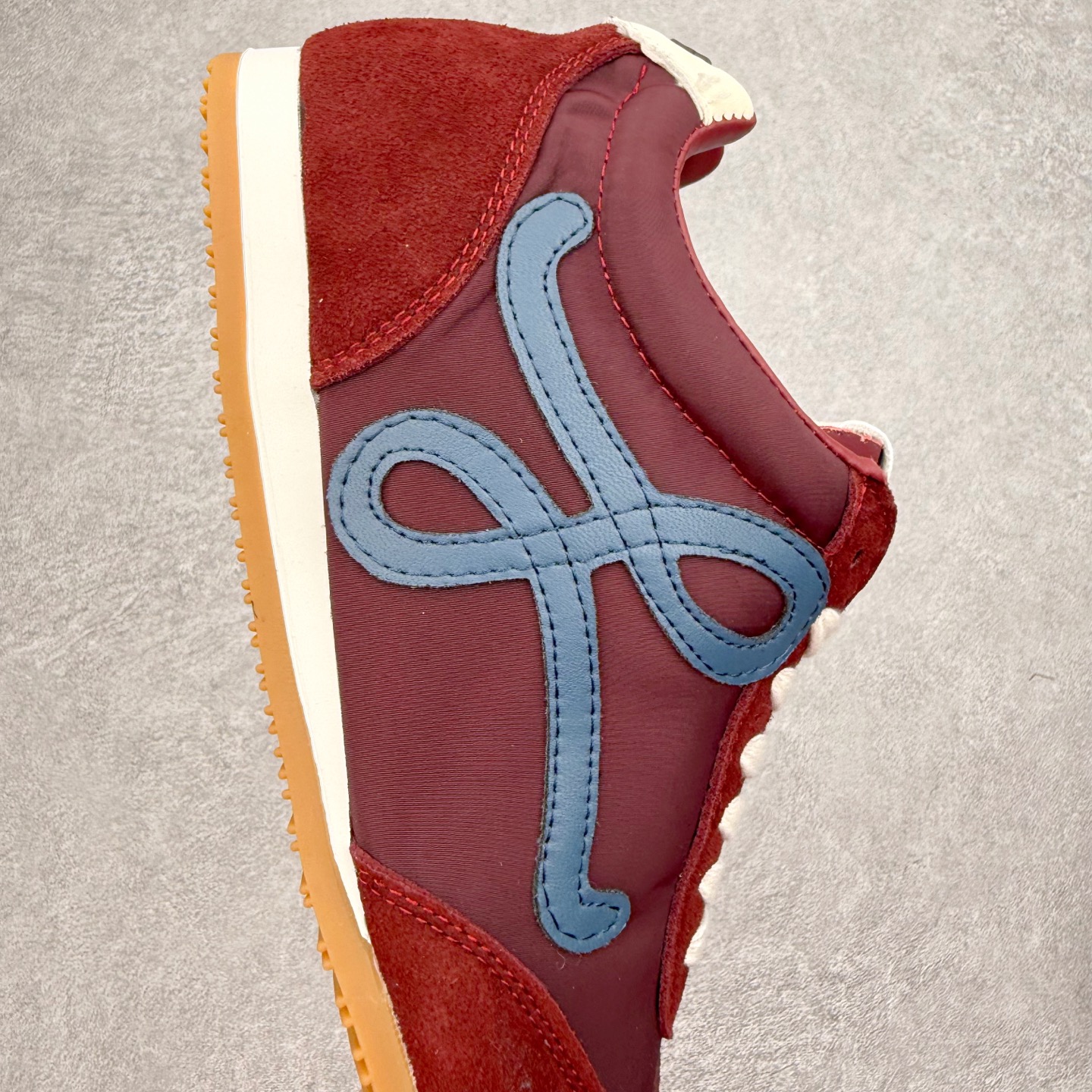 图片[6]-罗意威Loewe Ballet Runner 2.0 Sneakers 芭蕾舞2.0系列阿甘复古风德训薄底百搭休闲运动鞋 市面最高性价比 实体平台跑量 主打推荐好货 采用反绒牛皮革拼接头层皮饰片鞋面材质鞋身原装高密度防刮尼龙面料,极好柔软效果双层乳胶缓震鞋垫外部搭配轻量EVA缓震组合橡胶防滑片装外底不对称鞋头设计、袜状内部结构，轻盈橡胶外底延伸至鞋头 20 毫米鞋跟，附白色和同色系鞋带侧面饰有 L 徽标，鞋舌饰有压纹 Anagram 后跟标签饰有注塑橡胶 LOEWE 标志升级原楦型开发纸版全手工拉帮工艺成型 尺码：35 36 37 38 39 40 41 42 43 44 45-选品中心