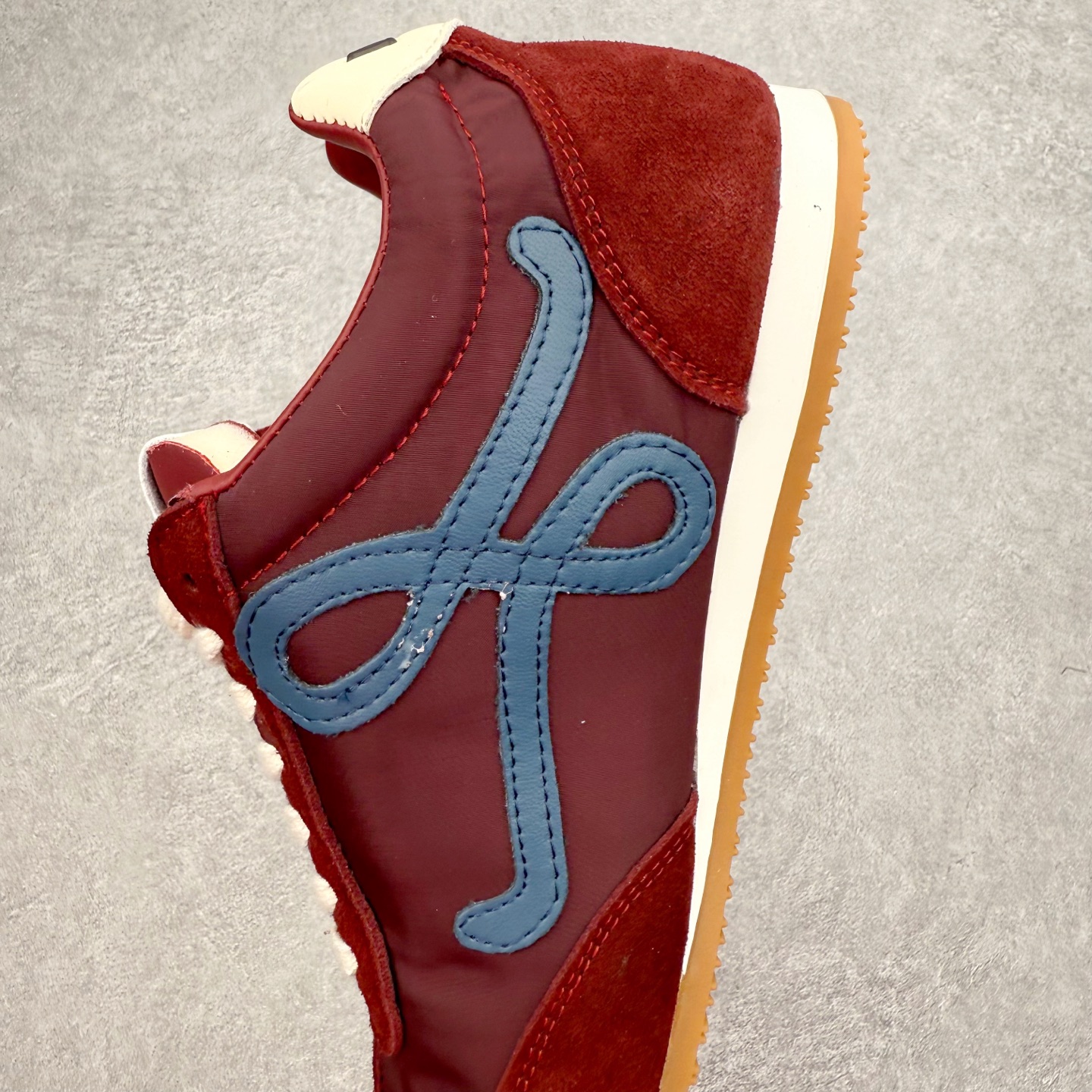 图片[7]-罗意威Loewe Ballet Runner 2.0 Sneakers 芭蕾舞2.0系列阿甘复古风德训薄底百搭休闲运动鞋 市面最高性价比 实体平台跑量 主打推荐好货 采用反绒牛皮革拼接头层皮饰片鞋面材质鞋身原装高密度防刮尼龙面料,极好柔软效果双层乳胶缓震鞋垫外部搭配轻量EVA缓震组合橡胶防滑片装外底不对称鞋头设计、袜状内部结构，轻盈橡胶外底延伸至鞋头 20 毫米鞋跟，附白色和同色系鞋带侧面饰有 L 徽标，鞋舌饰有压纹 Anagram 后跟标签饰有注塑橡胶 LOEWE 标志升级原楦型开发纸版全手工拉帮工艺成型 尺码：35 36 37 38 39 40 41 42 43 44 45-选品中心