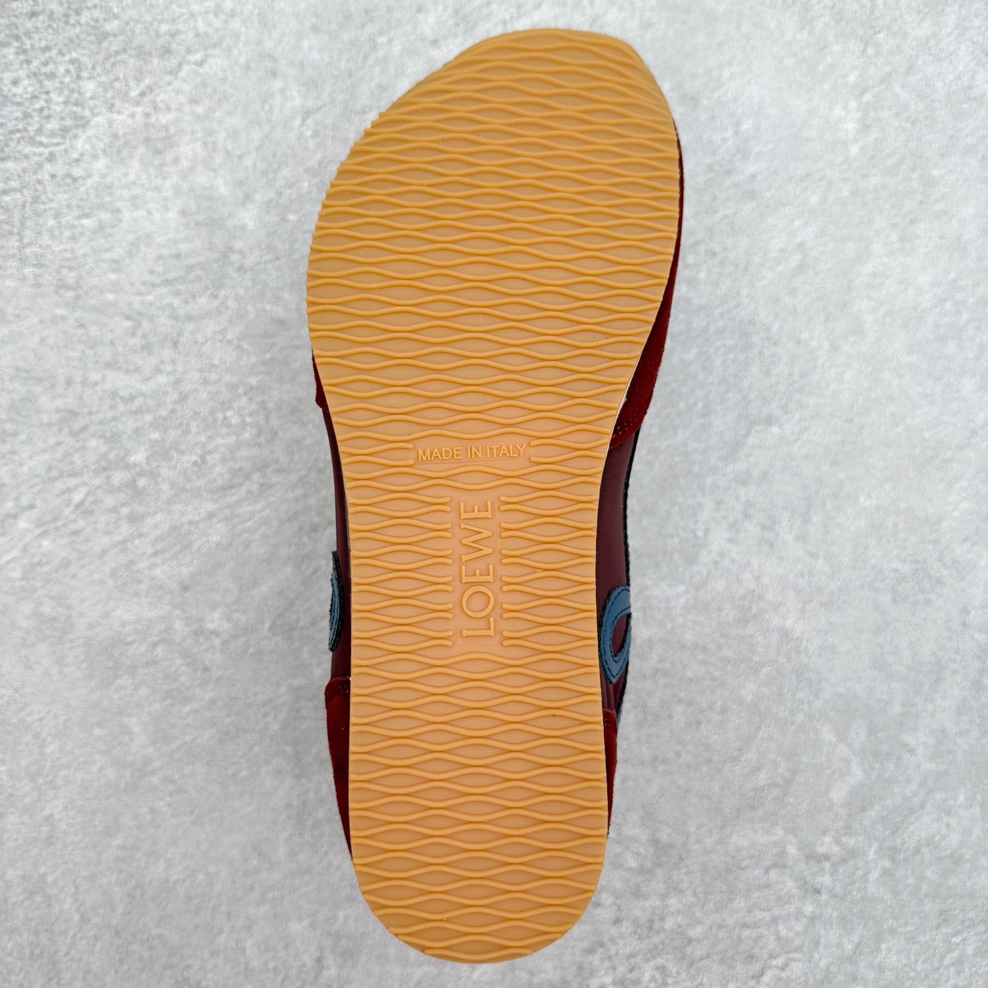 图片[9]-罗意威Loewe Ballet Runner 2.0 Sneakers 芭蕾舞2.0系列阿甘复古风德训薄底百搭休闲运动鞋 市面最高性价比 实体平台跑量 主打推荐好货 采用反绒牛皮革拼接头层皮饰片鞋面材质鞋身原装高密度防刮尼龙面料,极好柔软效果双层乳胶缓震鞋垫外部搭配轻量EVA缓震组合橡胶防滑片装外底不对称鞋头设计、袜状内部结构，轻盈橡胶外底延伸至鞋头 20 毫米鞋跟，附白色和同色系鞋带侧面饰有 L 徽标，鞋舌饰有压纹 Anagram 后跟标签饰有注塑橡胶 LOEWE 标志升级原楦型开发纸版全手工拉帮工艺成型 尺码：35 36 37 38 39 40 41 42 43 44 45-选品中心