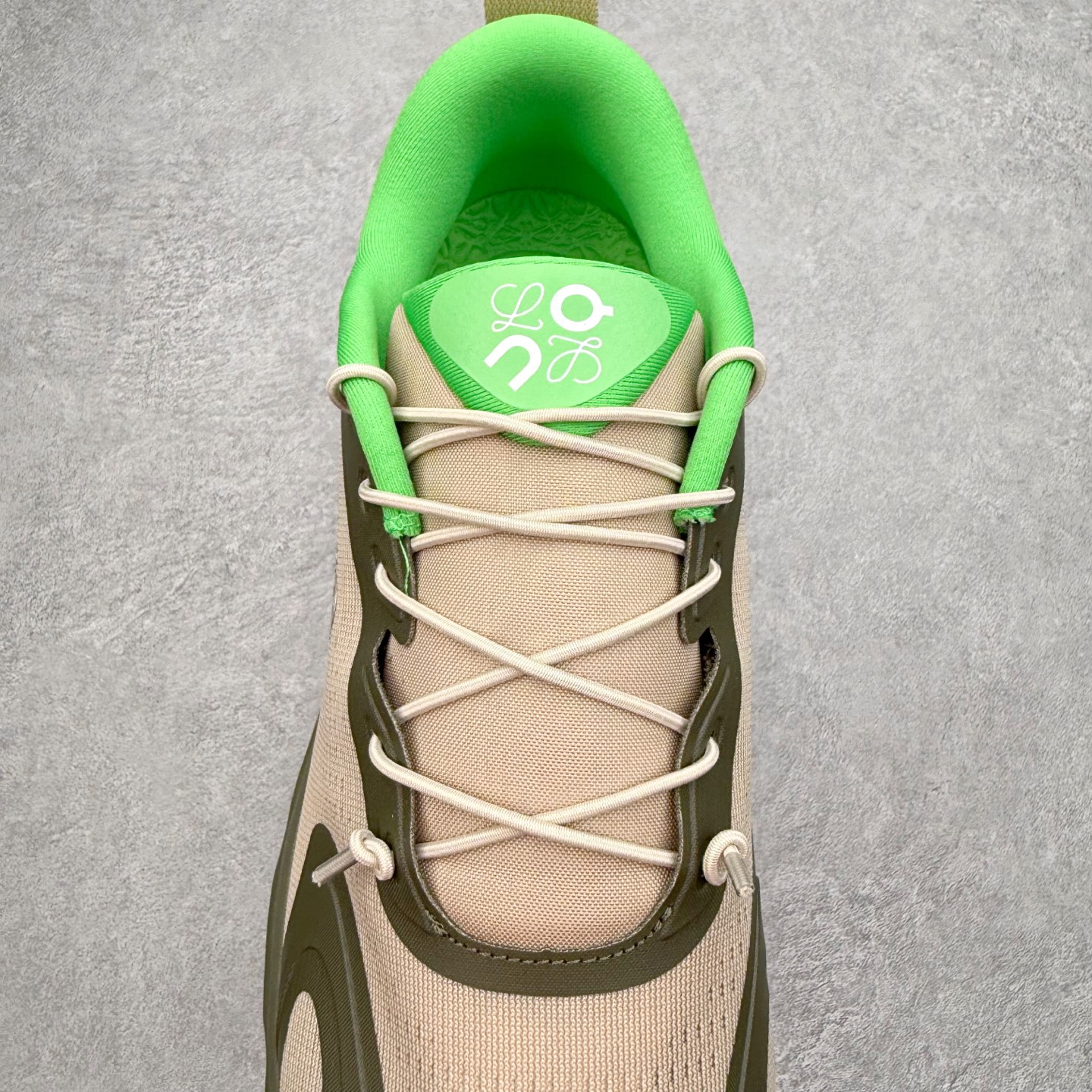 图片[5]-LOEWE x On昂跑Cloudsolo 罗意威联名款圆头抽绳低帮生活休闲鞋 此运动品牌 开创于2010年 缓震着陆、强效回弹、轻柔质感的设计构思始终是ON研制关键 与此同时基于“为全球提供革新性的跑步感受”信念 陆续推出了多款跑鞋及其以专业运动人体跑步工程学为设计关键的功能性跑步服饰设备 让跑者不费力气地畅快畅跑 尺码：36 36.5 37.5 38 38.5 39 40 40.5 41 42 42.5 43 44 44.5 45-选品中心