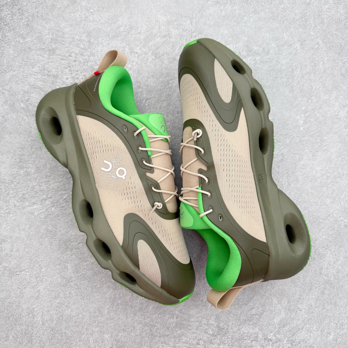 图片[3]-LOEWE x On昂跑Cloudsolo 罗意威联名款圆头抽绳低帮生活休闲鞋 此运动品牌 开创于2010年 缓震着陆、强效回弹、轻柔质感的设计构思始终是ON研制关键 与此同时基于“为全球提供革新性的跑步感受”信念 陆续推出了多款跑鞋及其以专业运动人体跑步工程学为设计关键的功能性跑步服饰设备 让跑者不费力气地畅快畅跑 尺码：36 36.5 37.5 38 38.5 39 40 40.5 41 42 42.5 43 44 44.5 45-选品中心