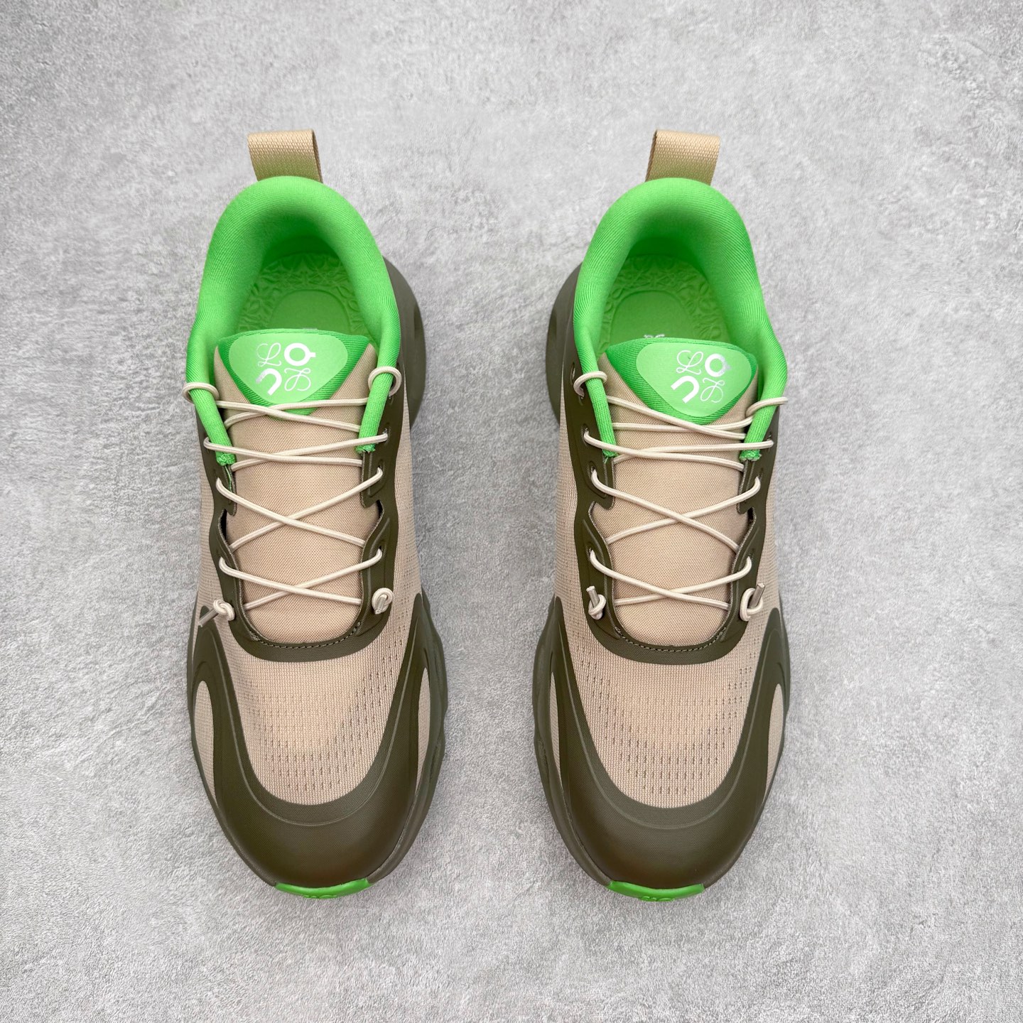 图片[2]-LOEWE x On昂跑Cloudsolo 罗意威联名款圆头抽绳低帮生活休闲鞋 此运动品牌 开创于2010年 缓震着陆、强效回弹、轻柔质感的设计构思始终是ON研制关键 与此同时基于“为全球提供革新性的跑步感受”信念 陆续推出了多款跑鞋及其以专业运动人体跑步工程学为设计关键的功能性跑步服饰设备 让跑者不费力气地畅快畅跑 尺码：36 36.5 37.5 38 38.5 39 40 40.5 41 42 42.5 43 44 44.5 45-选品中心