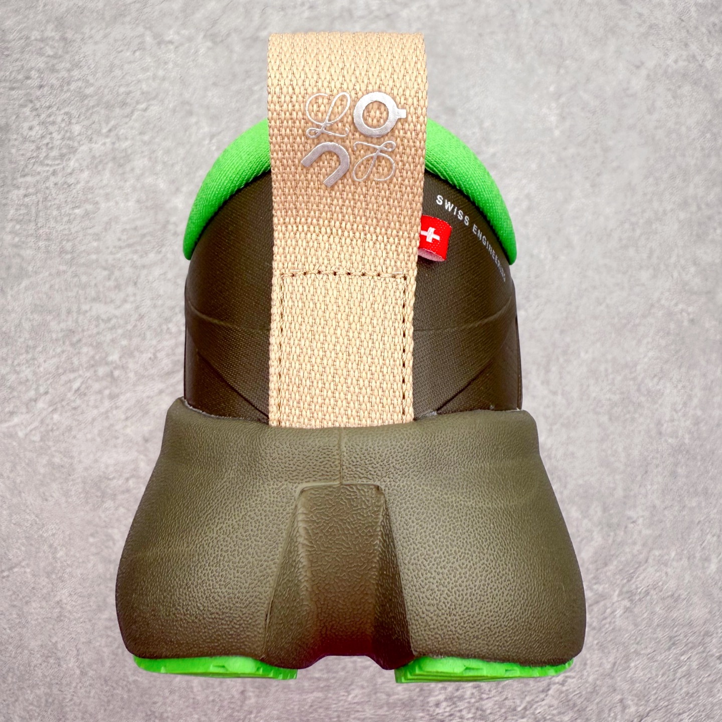 图片[8]-LOEWE x On昂跑Cloudsolo 罗意威联名款圆头抽绳低帮生活休闲鞋 此运动品牌 开创于2010年 缓震着陆、强效回弹、轻柔质感的设计构思始终是ON研制关键 与此同时基于“为全球提供革新性的跑步感受”信念 陆续推出了多款跑鞋及其以专业运动人体跑步工程学为设计关键的功能性跑步服饰设备 让跑者不费力气地畅快畅跑 尺码：36 36.5 37.5 38 38.5 39 40 40.5 41 42 42.5 43 44 44.5 45-选品中心