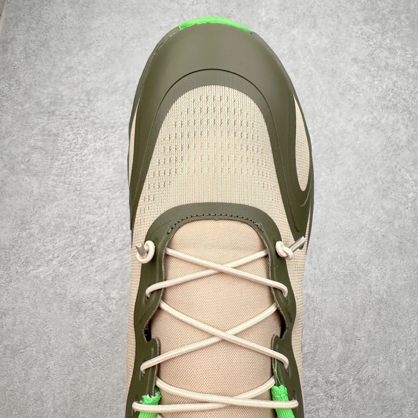 图片[4]-LOEWE x On昂跑Cloudsolo 罗意威联名款圆头抽绳低帮生活休闲鞋 此运动品牌 开创于2010年 缓震着陆、强效回弹、轻柔质感的设计构思始终是ON研制关键 与此同时基于“为全球提供革新性的跑步感受”信念 陆续推出了多款跑鞋及其以专业运动人体跑步工程学为设计关键的功能性跑步服饰设备 让跑者不费力气地畅快畅跑 尺码：36 36.5 37.5 38 38.5 39 40 40.5 41 42 42.5 43 44 44.5 45-选品中心