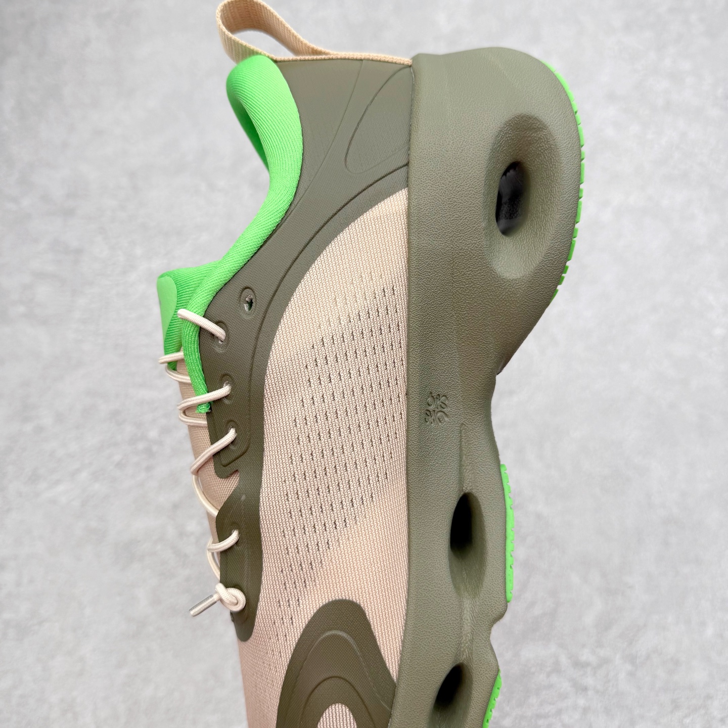 图片[7]-LOEWE x On昂跑Cloudsolo 罗意威联名款圆头抽绳低帮生活休闲鞋 此运动品牌 开创于2010年 缓震着陆、强效回弹、轻柔质感的设计构思始终是ON研制关键 与此同时基于“为全球提供革新性的跑步感受”信念 陆续推出了多款跑鞋及其以专业运动人体跑步工程学为设计关键的功能性跑步服饰设备 让跑者不费力气地畅快畅跑 尺码：36 36.5 37.5 38 38.5 39 40 40.5 41 42 42.5 43 44 44.5 45-选品中心