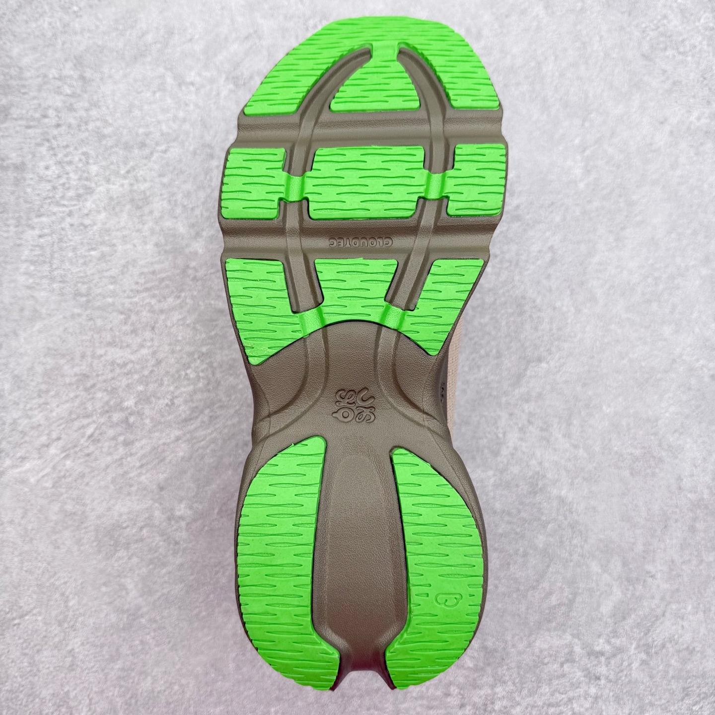 图片[9]-LOEWE x On昂跑Cloudsolo 罗意威联名款圆头抽绳低帮生活休闲鞋 此运动品牌 开创于2010年 缓震着陆、强效回弹、轻柔质感的设计构思始终是ON研制关键 与此同时基于“为全球提供革新性的跑步感受”信念 陆续推出了多款跑鞋及其以专业运动人体跑步工程学为设计关键的功能性跑步服饰设备 让跑者不费力气地畅快畅跑 尺码：36 36.5 37.5 38 38.5 39 40 40.5 41 42 42.5 43 44 44.5 45-选品中心