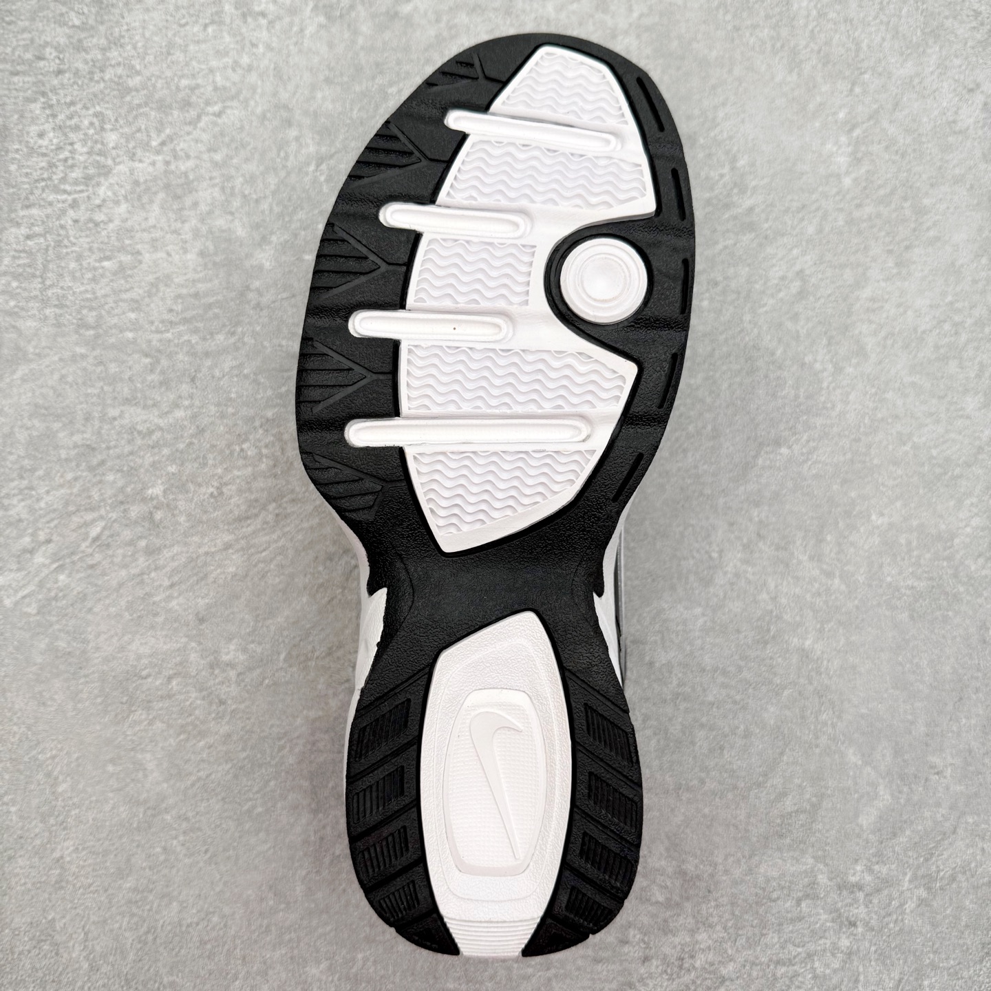 图片[9]-NK Air Monarch IV M2K Tekno 复古运动老爹鞋 正确原楦开发版型 内置Air气垫版本 细节完美还原 复古潮流优质皮革打造鞋面 夸张流线极符 风靡老爹元素 外形延续当下潮流得未来感老爹鞋 设计干净配色风格也带有浓郁的复古感受 极为独特 尺码：36 36.5 37.5 38 38.5 39 40 40.5 41 42 42.5 43 44 44.5 45-选品中心