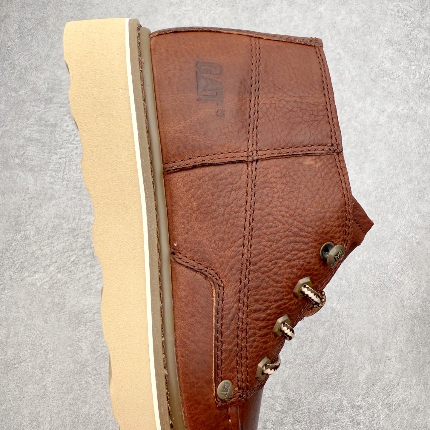 图片[6]-CAT卡特 户外工装轻底休闲马丁靴大黄靴系列 广东大厂品质 全新工艺升级 全鞋真牛皮材料 大底到五金都是代工厂原材料制作 同原版固特异永不开胶工艺 好货不杀猪 首单质量严格把控 全网独家首发 品质毋庸置疑 全套官网统一包装 今年冬季防寒户外专用 日常随意搭配 尺码：39 40 41 42 43 44（皮鞋码）-选品中心