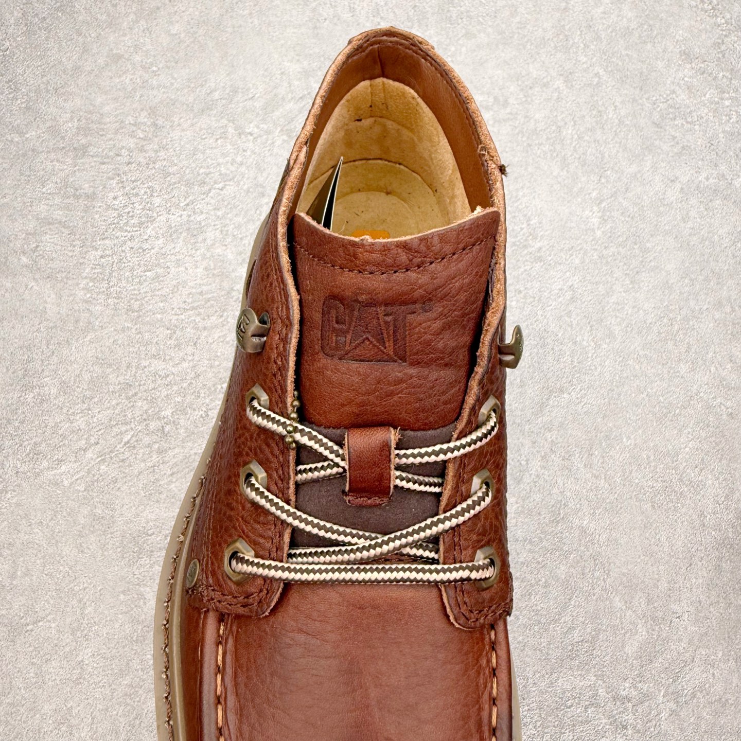 图片[5]-CAT卡特 户外工装轻底休闲马丁靴大黄靴系列 广东大厂品质 全新工艺升级 全鞋真牛皮材料 大底到五金都是代工厂原材料制作 同原版固特异永不开胶工艺 好货不杀猪 首单质量严格把控 全网独家首发 品质毋庸置疑 全套官网统一包装 今年冬季防寒户外专用 日常随意搭配 尺码：39 40 41 42 43 44（皮鞋码）-选品中心