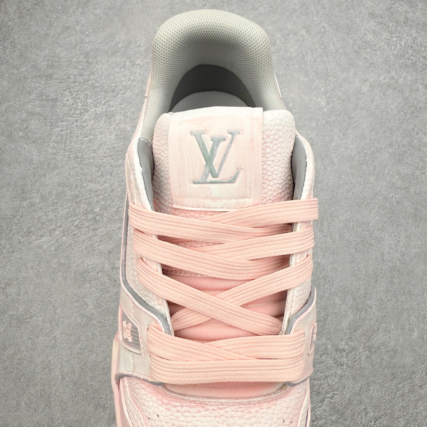 图片[5]-＃FS Louis Vuitton Trainer lv时装走秀运动鞋 完美鞋型超高的清洁度 零毛边线头瑕疵 全套原楦原纸版原鞋开模 全网最具灵魂的版型 正确原装黄色鞋盒 正确中底印花 鞋面印花3D高频深度立体 全鞋电脑针车 紧密相连 针距密度一致 环保乳胶注塑鞋垫 厚度脚感还原原版 皮面裁剪部位 统一油边封口工艺 原装橡胶大底含胶量大底组合零偏差 专柜全套包装 防尘袋 说明书 质保卡 男女鞋 尺码：35 36 37 38 39 40 41 42 43 44 45-选品中心