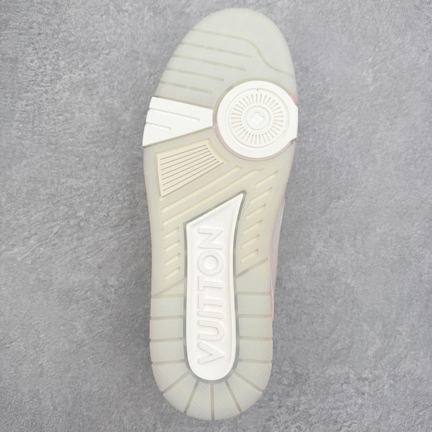 图片[9]-＃FS Louis Vuitton Trainer lv时装走秀运动鞋 完美鞋型超高的清洁度 零毛边线头瑕疵 全套原楦原纸版原鞋开模 全网最具灵魂的版型 正确原装黄色鞋盒 正确中底印花 鞋面印花3D高频深度立体 全鞋电脑针车 紧密相连 针距密度一致 环保乳胶注塑鞋垫 厚度脚感还原原版 皮面裁剪部位 统一油边封口工艺 原装橡胶大底含胶量大底组合零偏差 专柜全套包装 防尘袋 说明书 质保卡 男女鞋 尺码：35 36 37 38 39 40 41 42 43 44 45-选品中心