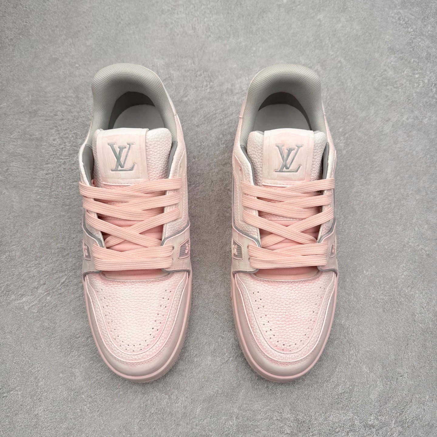 图片[2]-＃FS Louis Vuitton Trainer lv时装走秀运动鞋 完美鞋型超高的清洁度 零毛边线头瑕疵 全套原楦原纸版原鞋开模 全网最具灵魂的版型 正确原装黄色鞋盒 正确中底印花 鞋面印花3D高频深度立体 全鞋电脑针车 紧密相连 针距密度一致 环保乳胶注塑鞋垫 厚度脚感还原原版 皮面裁剪部位 统一油边封口工艺 原装橡胶大底含胶量大底组合零偏差 专柜全套包装 防尘袋 说明书 质保卡 男女鞋 尺码：35 36 37 38 39 40 41 42 43 44 45-选品中心