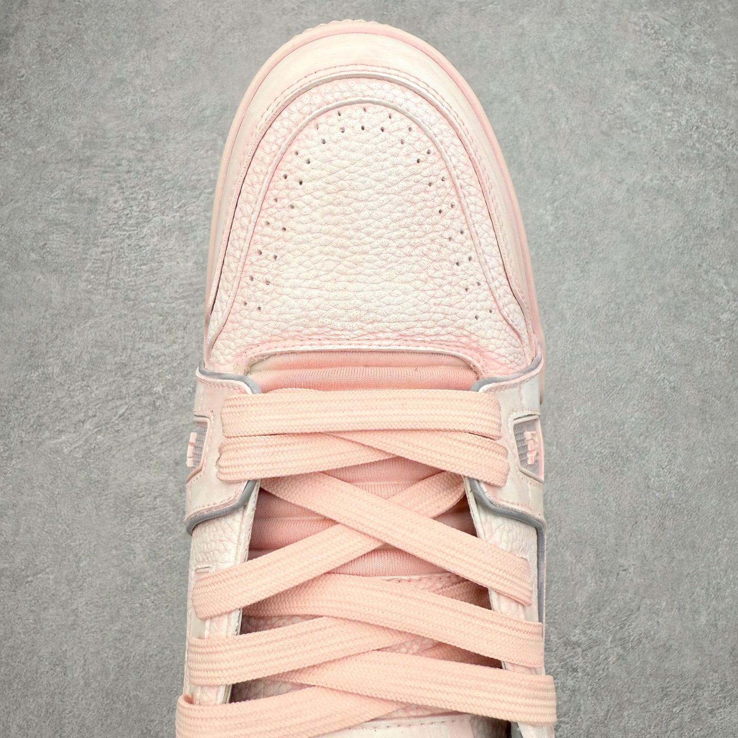 图片[4]-＃FS Louis Vuitton Trainer lv时装走秀运动鞋 完美鞋型超高的清洁度 零毛边线头瑕疵 全套原楦原纸版原鞋开模 全网最具灵魂的版型 正确原装黄色鞋盒 正确中底印花 鞋面印花3D高频深度立体 全鞋电脑针车 紧密相连 针距密度一致 环保乳胶注塑鞋垫 厚度脚感还原原版 皮面裁剪部位 统一油边封口工艺 原装橡胶大底含胶量大底组合零偏差 专柜全套包装 防尘袋 说明书 质保卡 男女鞋 尺码：35 36 37 38 39 40 41 42 43 44 45-选品中心