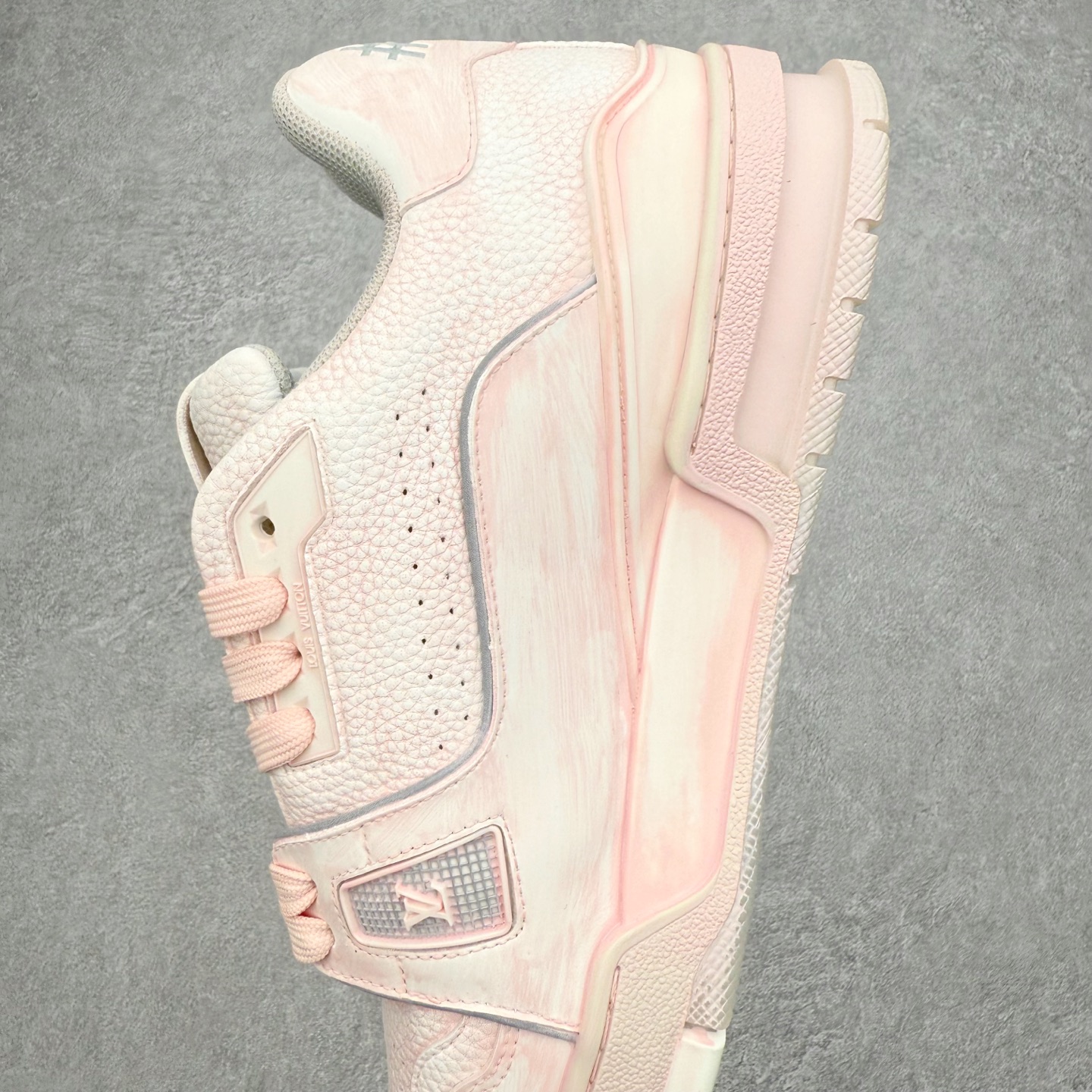 图片[7]-＃FS Louis Vuitton Trainer lv时装走秀运动鞋 完美鞋型超高的清洁度 零毛边线头瑕疵 全套原楦原纸版原鞋开模 全网最具灵魂的版型 正确原装黄色鞋盒 正确中底印花 鞋面印花3D高频深度立体 全鞋电脑针车 紧密相连 针距密度一致 环保乳胶注塑鞋垫 厚度脚感还原原版 皮面裁剪部位 统一油边封口工艺 原装橡胶大底含胶量大底组合零偏差 专柜全套包装 防尘袋 说明书 质保卡 男女鞋 尺码：35 36 37 38 39 40 41 42 43 44 45-选品中心