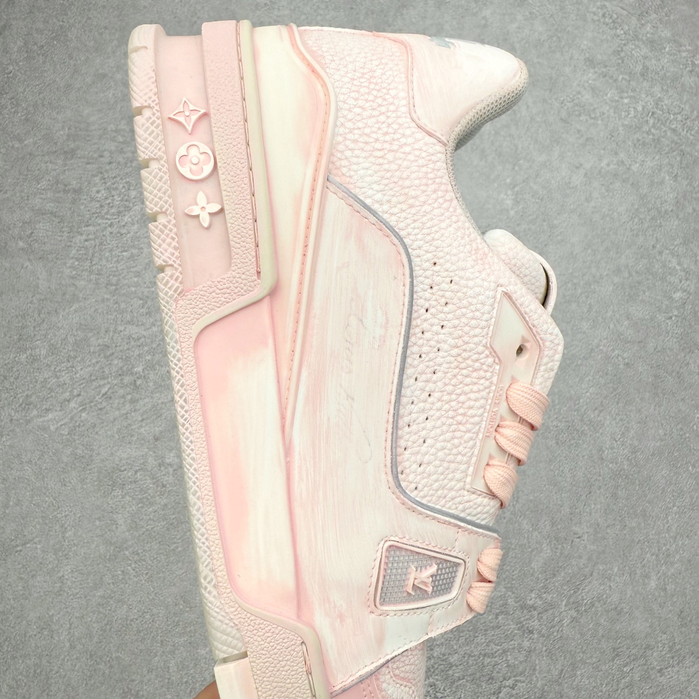 图片[6]-＃FS Louis Vuitton Trainer lv时装走秀运动鞋 完美鞋型超高的清洁度 零毛边线头瑕疵 全套原楦原纸版原鞋开模 全网最具灵魂的版型 正确原装黄色鞋盒 正确中底印花 鞋面印花3D高频深度立体 全鞋电脑针车 紧密相连 针距密度一致 环保乳胶注塑鞋垫 厚度脚感还原原版 皮面裁剪部位 统一油边封口工艺 原装橡胶大底含胶量大底组合零偏差 专柜全套包装 防尘袋 说明书 质保卡 男女鞋 尺码：35 36 37 38 39 40 41 42 43 44 45-选品中心