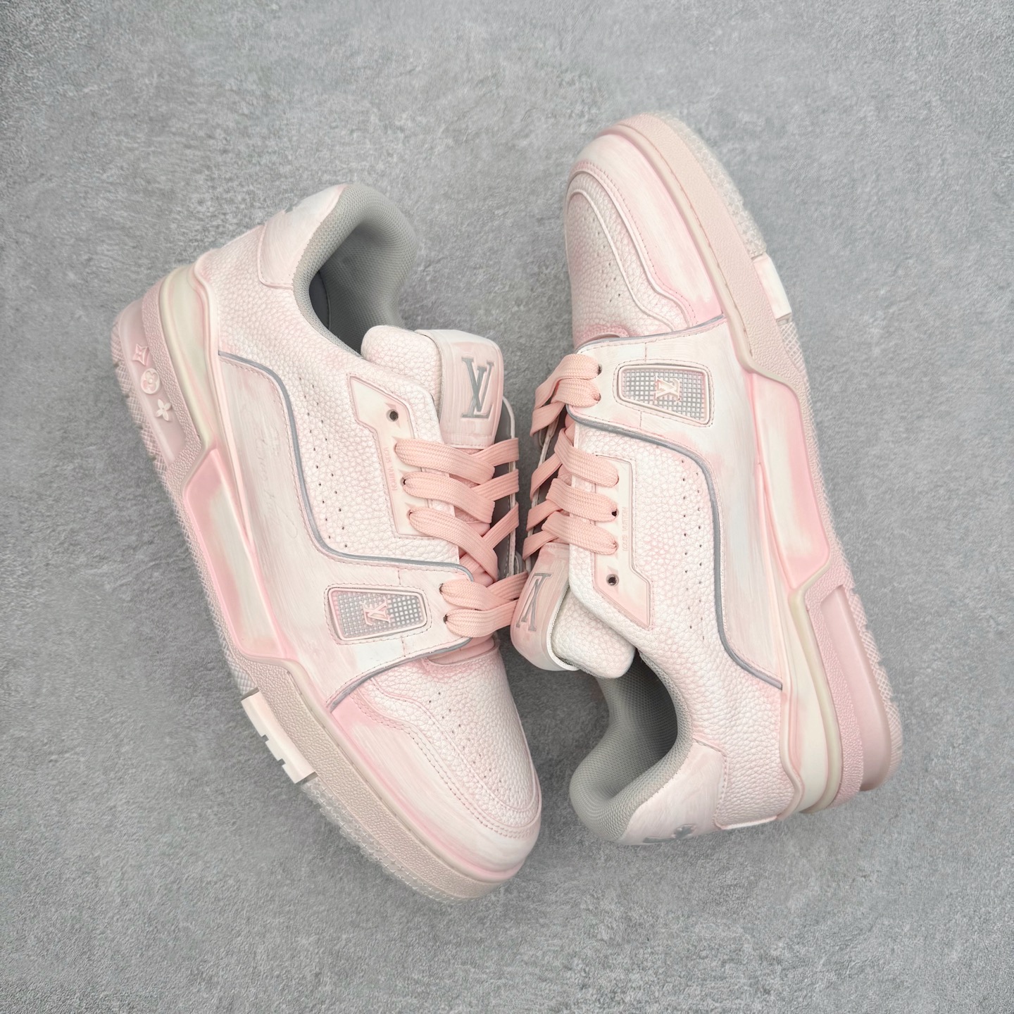 图片[3]-＃FS Louis Vuitton Trainer lv时装走秀运动鞋 完美鞋型超高的清洁度 零毛边线头瑕疵 全套原楦原纸版原鞋开模 全网最具灵魂的版型 正确原装黄色鞋盒 正确中底印花 鞋面印花3D高频深度立体 全鞋电脑针车 紧密相连 针距密度一致 环保乳胶注塑鞋垫 厚度脚感还原原版 皮面裁剪部位 统一油边封口工艺 原装橡胶大底含胶量大底组合零偏差 专柜全套包装 防尘袋 说明书 质保卡 男女鞋 尺码：35 36 37 38 39 40 41 42 43 44 45-选品中心