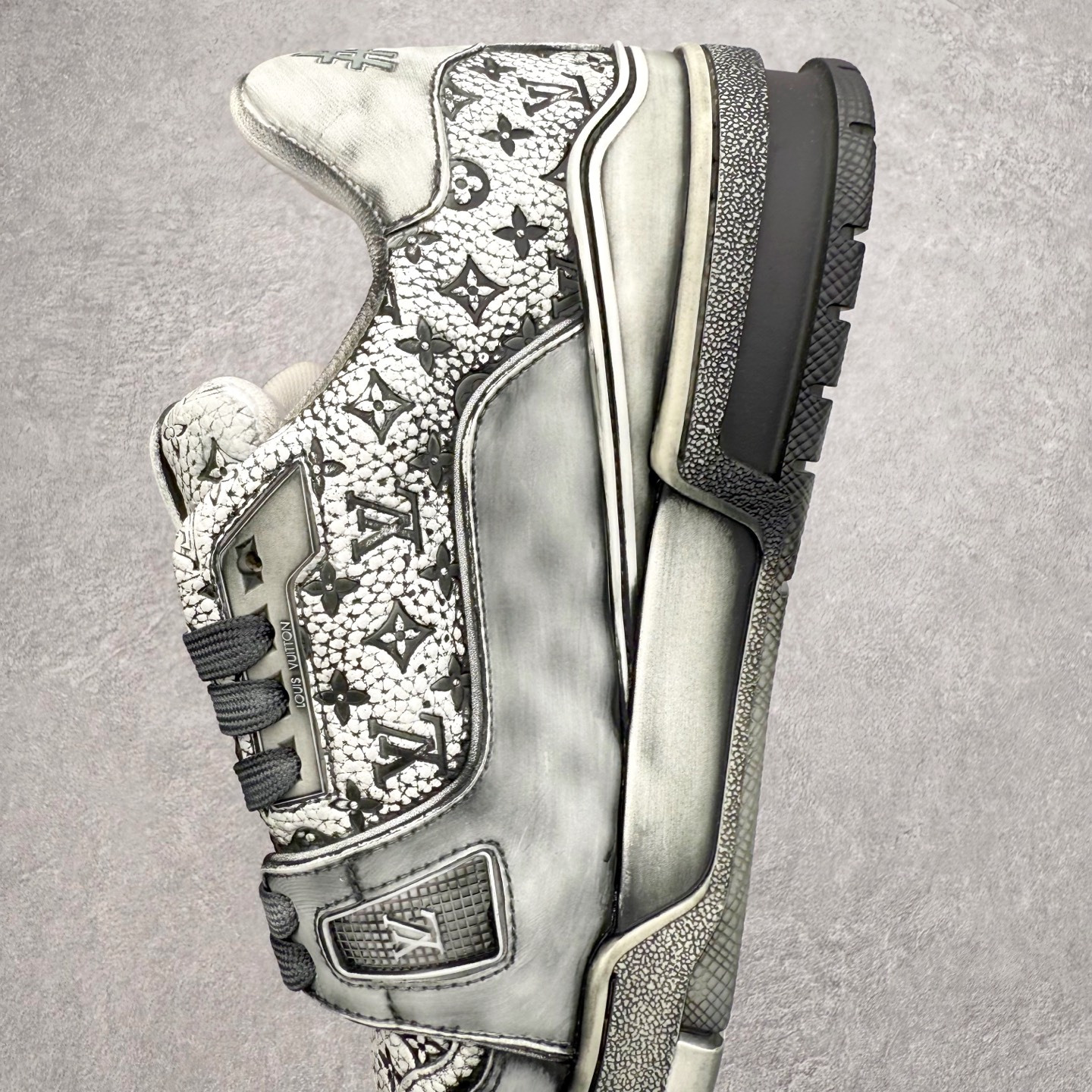 图片[7]-＃FS Louis Vuitton Trainer lv时装走秀运动鞋 完美鞋型超高的清洁度 零毛边线头瑕疵 全套原楦原纸版原鞋开模 全网最具灵魂的版型 正确原装黄色鞋盒 正确中底印花 鞋面印花3D高频深度立体 全鞋电脑针车 紧密相连 针距密度一致 环保乳胶注塑鞋垫 厚度脚感还原原版 皮面裁剪部位 统一油边封口工艺 原装橡胶大底含胶量大底组合零偏差 专柜全套包装 防尘袋 说明书 质保卡 男女鞋 尺码：35 36 37 38 39 40 41 42 43 44 45-选品中心