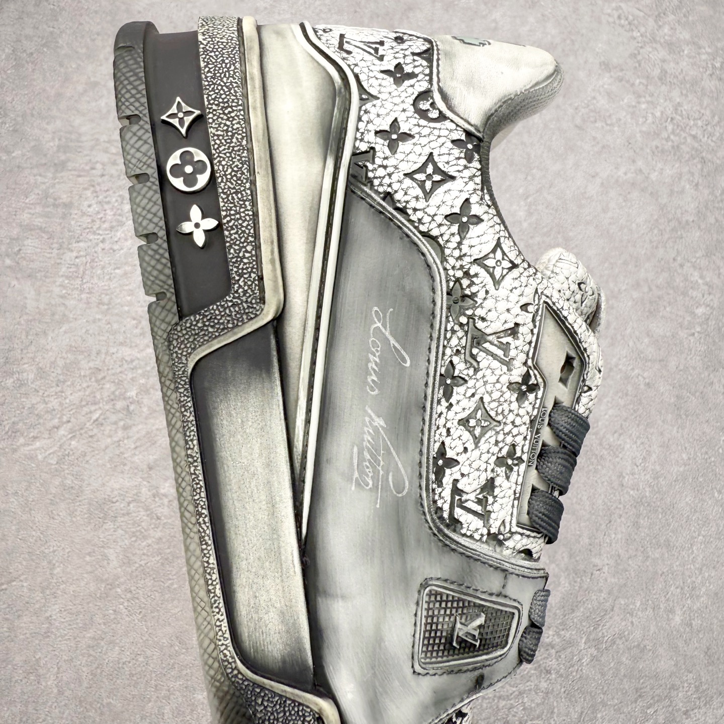 图片[6]-＃FS Louis Vuitton Trainer lv时装走秀运动鞋 完美鞋型超高的清洁度 零毛边线头瑕疵 全套原楦原纸版原鞋开模 全网最具灵魂的版型 正确原装黄色鞋盒 正确中底印花 鞋面印花3D高频深度立体 全鞋电脑针车 紧密相连 针距密度一致 环保乳胶注塑鞋垫 厚度脚感还原原版 皮面裁剪部位 统一油边封口工艺 原装橡胶大底含胶量大底组合零偏差 专柜全套包装 防尘袋 说明书 质保卡 男女鞋 尺码：35 36 37 38 39 40 41 42 43 44 45-选品中心