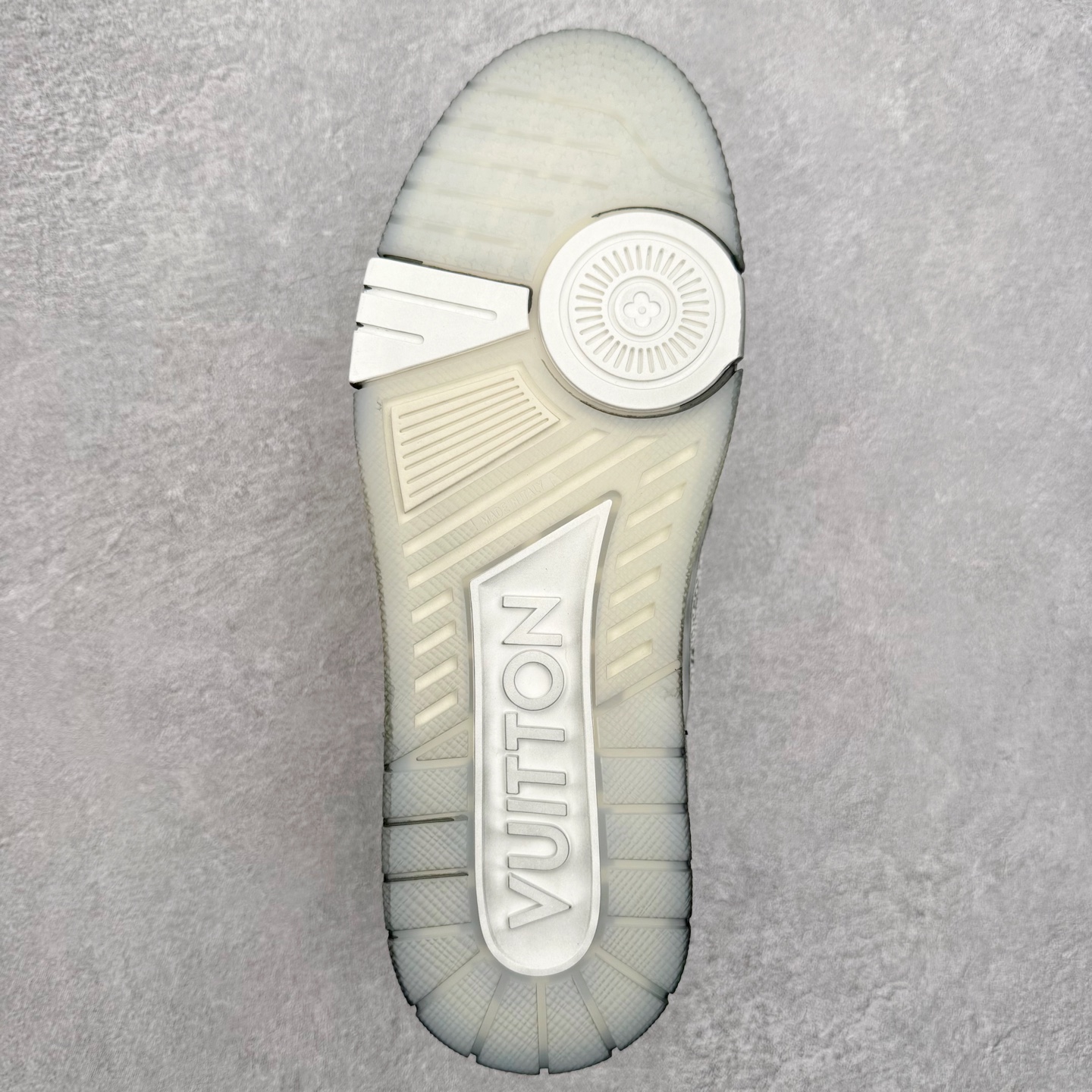 图片[9]-＃FS Louis Vuitton Trainer lv时装走秀运动鞋 完美鞋型超高的清洁度 零毛边线头瑕疵 全套原楦原纸版原鞋开模 全网最具灵魂的版型 正确原装黄色鞋盒 正确中底印花 鞋面印花3D高频深度立体 全鞋电脑针车 紧密相连 针距密度一致 环保乳胶注塑鞋垫 厚度脚感还原原版 皮面裁剪部位 统一油边封口工艺 原装橡胶大底含胶量大底组合零偏差 专柜全套包装 防尘袋 说明书 质保卡 男女鞋 尺码：35 36 37 38 39 40 41 42 43 44 45-选品中心