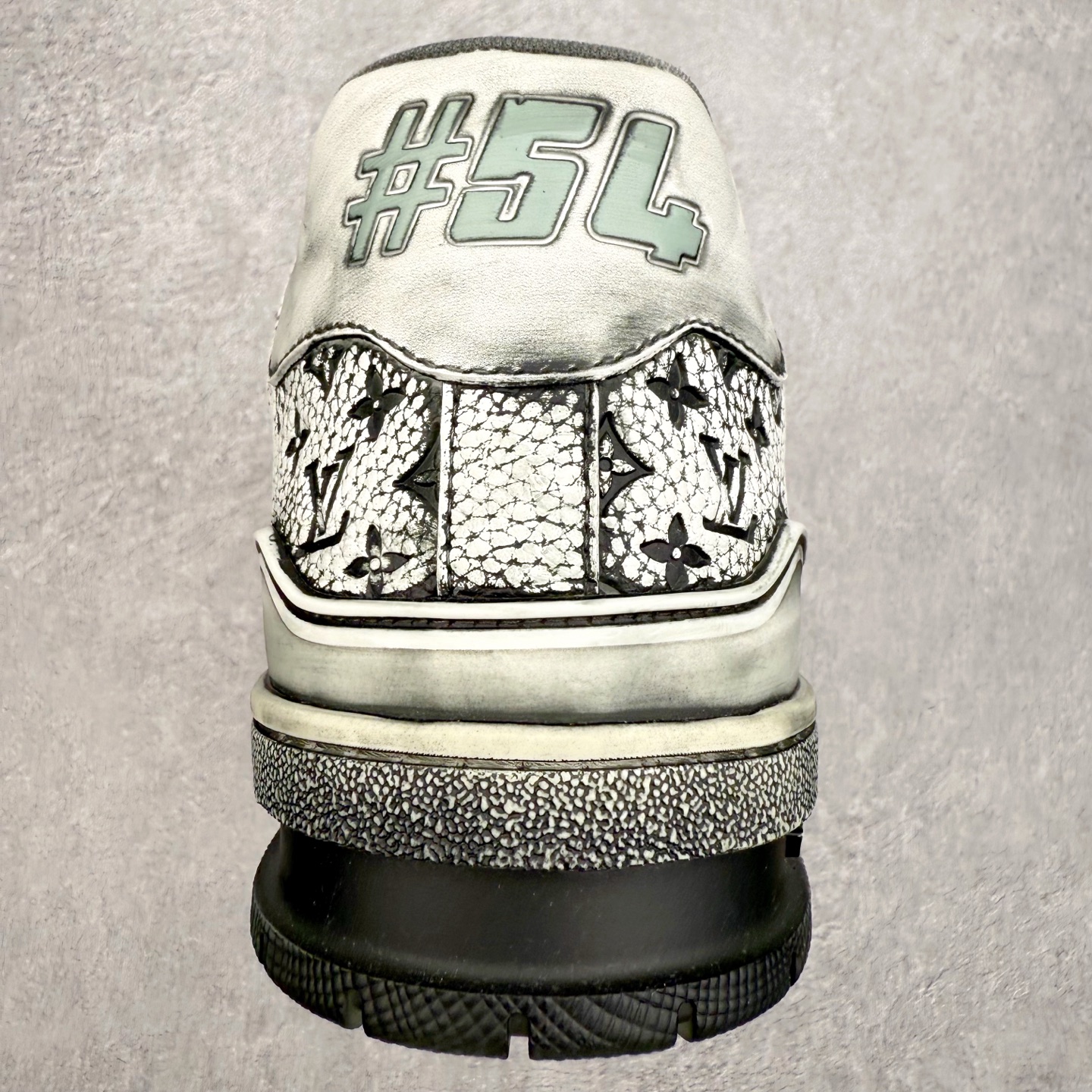 图片[8]-＃FS Louis Vuitton Trainer lv时装走秀运动鞋 完美鞋型超高的清洁度 零毛边线头瑕疵 全套原楦原纸版原鞋开模 全网最具灵魂的版型 正确原装黄色鞋盒 正确中底印花 鞋面印花3D高频深度立体 全鞋电脑针车 紧密相连 针距密度一致 环保乳胶注塑鞋垫 厚度脚感还原原版 皮面裁剪部位 统一油边封口工艺 原装橡胶大底含胶量大底组合零偏差 专柜全套包装 防尘袋 说明书 质保卡 男女鞋 尺码：35 36 37 38 39 40 41 42 43 44 45-选品中心