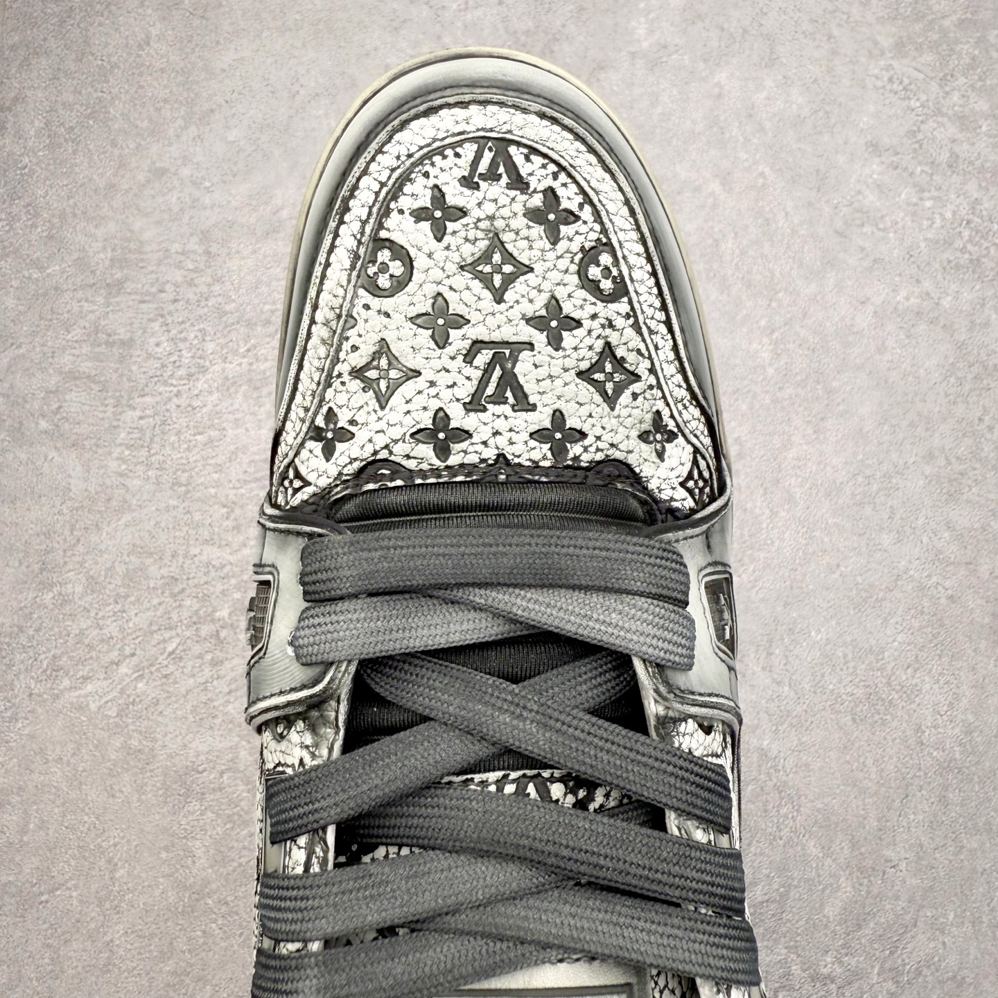 图片[4]-＃FS Louis Vuitton Trainer lv时装走秀运动鞋 完美鞋型超高的清洁度 零毛边线头瑕疵 全套原楦原纸版原鞋开模 全网最具灵魂的版型 正确原装黄色鞋盒 正确中底印花 鞋面印花3D高频深度立体 全鞋电脑针车 紧密相连 针距密度一致 环保乳胶注塑鞋垫 厚度脚感还原原版 皮面裁剪部位 统一油边封口工艺 原装橡胶大底含胶量大底组合零偏差 专柜全套包装 防尘袋 说明书 质保卡 男女鞋 尺码：35 36 37 38 39 40 41 42 43 44 45-选品中心