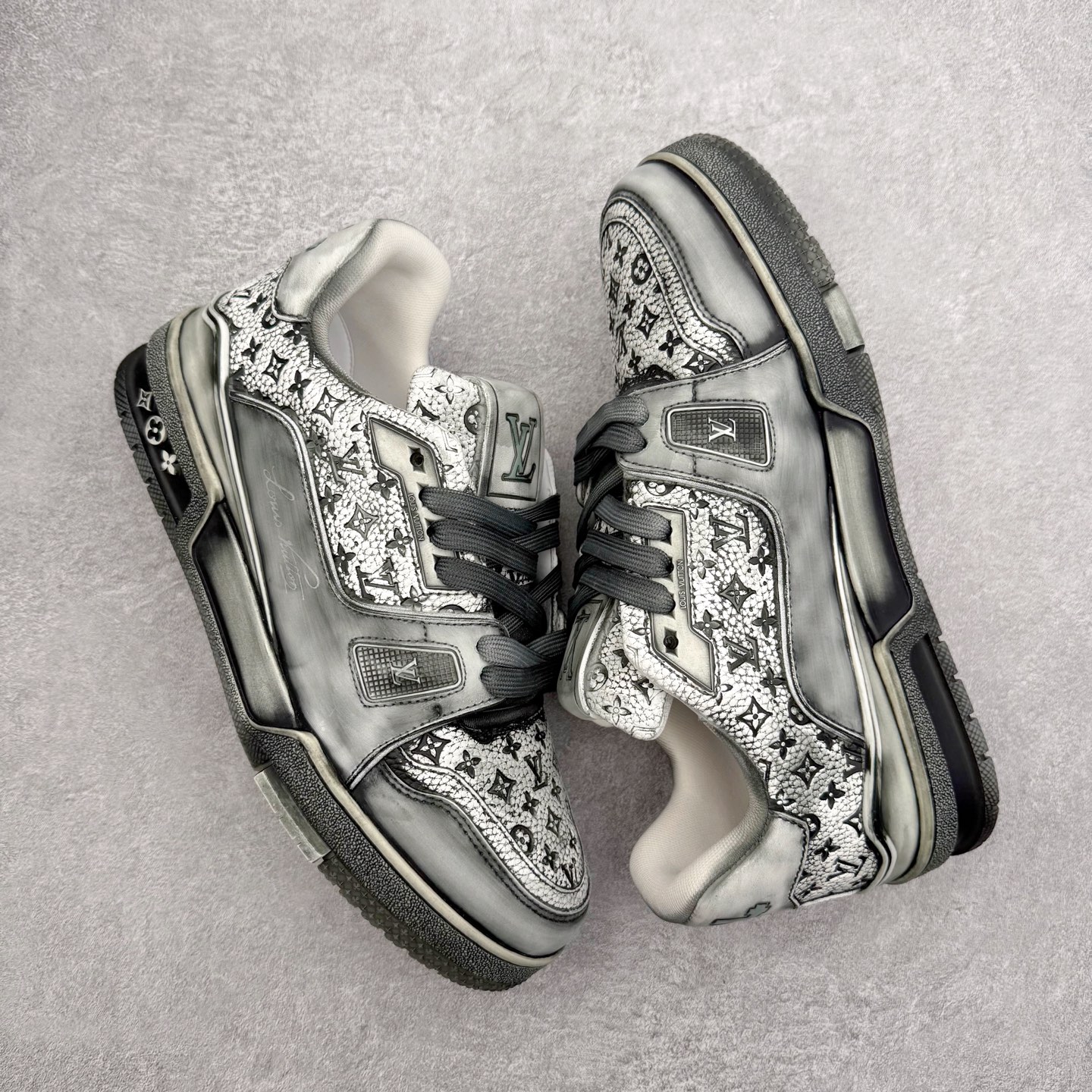 图片[3]-＃FS Louis Vuitton Trainer lv时装走秀运动鞋 完美鞋型超高的清洁度 零毛边线头瑕疵 全套原楦原纸版原鞋开模 全网最具灵魂的版型 正确原装黄色鞋盒 正确中底印花 鞋面印花3D高频深度立体 全鞋电脑针车 紧密相连 针距密度一致 环保乳胶注塑鞋垫 厚度脚感还原原版 皮面裁剪部位 统一油边封口工艺 原装橡胶大底含胶量大底组合零偏差 专柜全套包装 防尘袋 说明书 质保卡 男女鞋 尺码：35 36 37 38 39 40 41 42 43 44 45-选品中心