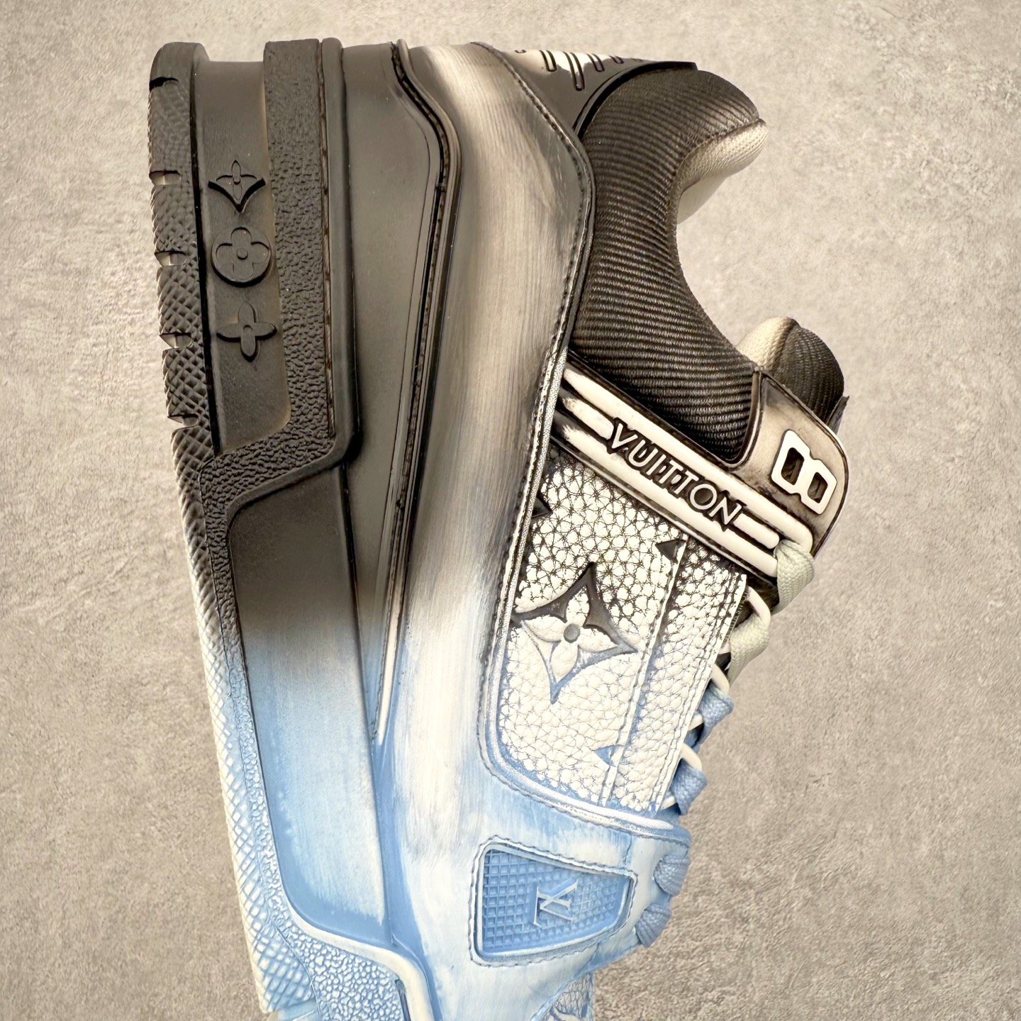 图片[6]-＃FS Louis Vuitton Trainer lv时装走秀运动鞋 完美鞋型超高的清洁度 零毛边线头瑕疵 全套原楦原纸版原鞋开模 全网最具灵魂的版型 正确原装黄色鞋盒 正确中底印花 鞋面印花3D高频深度立体 全鞋电脑针车 紧密相连 针距密度一致 环保乳胶注塑鞋垫 厚度脚感还原原版 皮面裁剪部位 统一油边封口工艺 原装橡胶大底含胶量大底组合零偏差 专柜全套包装 防尘袋 说明书 质保卡 男女鞋 尺码：35 36 37 38 39 40 41 42 43 44 45-选品中心