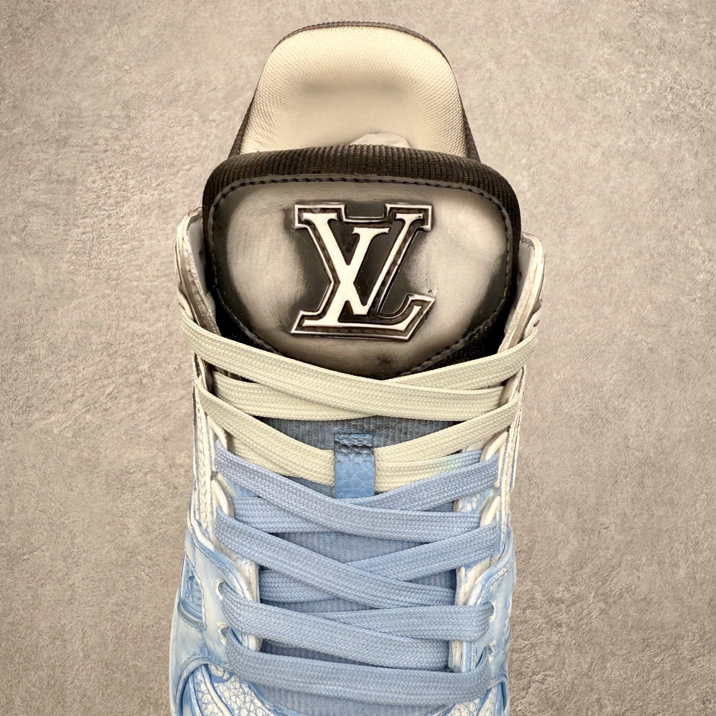 图片[5]-＃FS Louis Vuitton Trainer lv时装走秀运动鞋 完美鞋型超高的清洁度 零毛边线头瑕疵 全套原楦原纸版原鞋开模 全网最具灵魂的版型 正确原装黄色鞋盒 正确中底印花 鞋面印花3D高频深度立体 全鞋电脑针车 紧密相连 针距密度一致 环保乳胶注塑鞋垫 厚度脚感还原原版 皮面裁剪部位 统一油边封口工艺 原装橡胶大底含胶量大底组合零偏差 专柜全套包装 防尘袋 说明书 质保卡 男女鞋 尺码：35 36 37 38 39 40 41 42 43 44 45-选品中心
