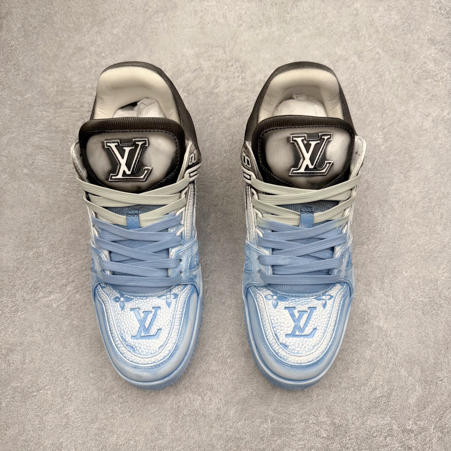 图片[2]-＃FS Louis Vuitton Trainer lv时装走秀运动鞋 完美鞋型超高的清洁度 零毛边线头瑕疵 全套原楦原纸版原鞋开模 全网最具灵魂的版型 正确原装黄色鞋盒 正确中底印花 鞋面印花3D高频深度立体 全鞋电脑针车 紧密相连 针距密度一致 环保乳胶注塑鞋垫 厚度脚感还原原版 皮面裁剪部位 统一油边封口工艺 原装橡胶大底含胶量大底组合零偏差 专柜全套包装 防尘袋 说明书 质保卡 男女鞋 尺码：35 36 37 38 39 40 41 42 43 44 45-选品中心