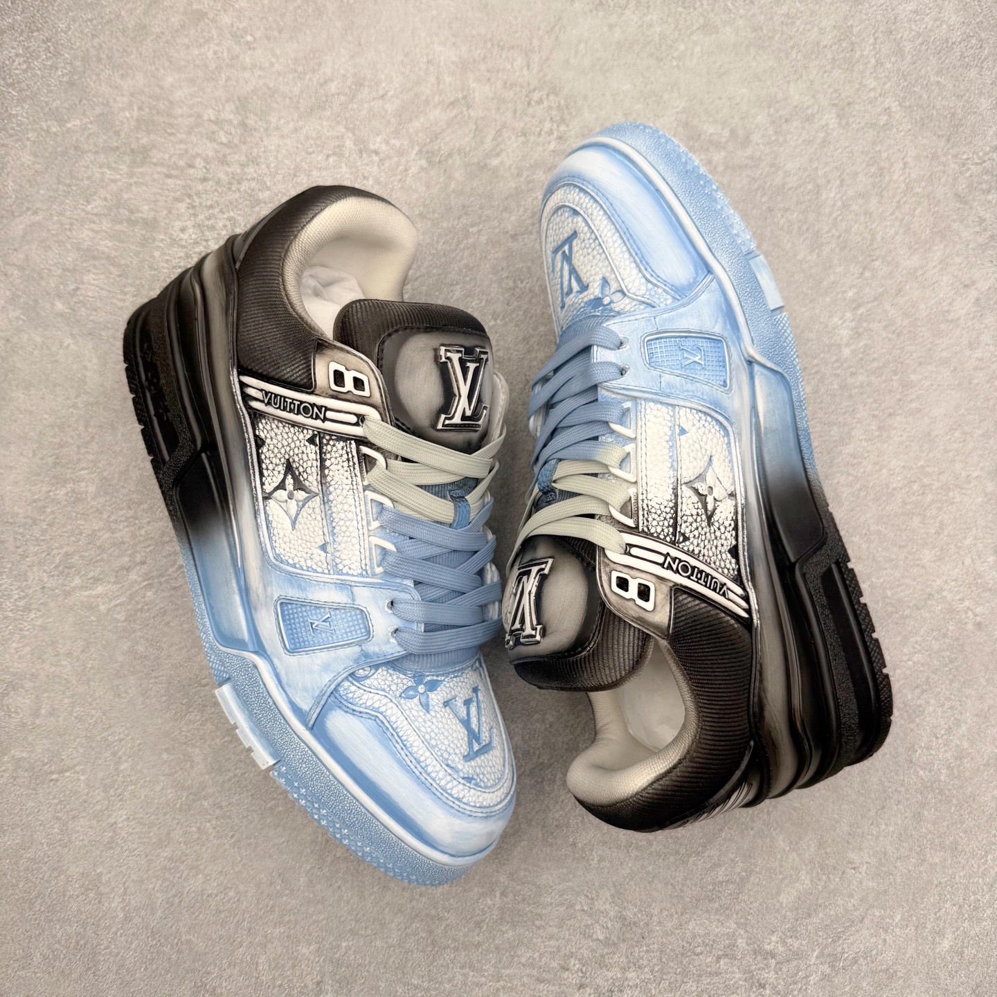 图片[3]-＃FS Louis Vuitton Trainer lv时装走秀运动鞋 完美鞋型超高的清洁度 零毛边线头瑕疵 全套原楦原纸版原鞋开模 全网最具灵魂的版型 正确原装黄色鞋盒 正确中底印花 鞋面印花3D高频深度立体 全鞋电脑针车 紧密相连 针距密度一致 环保乳胶注塑鞋垫 厚度脚感还原原版 皮面裁剪部位 统一油边封口工艺 原装橡胶大底含胶量大底组合零偏差 专柜全套包装 防尘袋 说明书 质保卡 男女鞋 尺码：35 36 37 38 39 40 41 42 43 44 45-选品中心