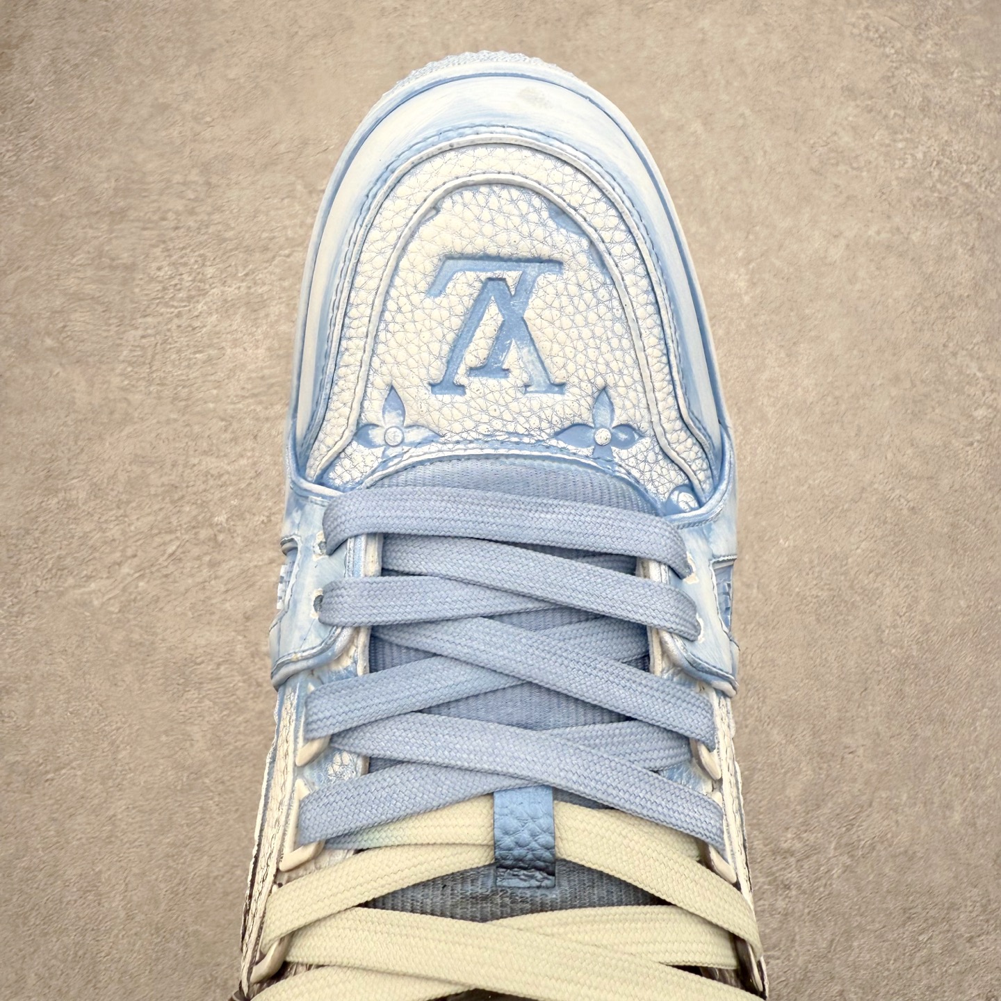 图片[4]-＃FS Louis Vuitton Trainer lv时装走秀运动鞋 完美鞋型超高的清洁度 零毛边线头瑕疵 全套原楦原纸版原鞋开模 全网最具灵魂的版型 正确原装黄色鞋盒 正确中底印花 鞋面印花3D高频深度立体 全鞋电脑针车 紧密相连 针距密度一致 环保乳胶注塑鞋垫 厚度脚感还原原版 皮面裁剪部位 统一油边封口工艺 原装橡胶大底含胶量大底组合零偏差 专柜全套包装 防尘袋 说明书 质保卡 男女鞋 尺码：35 36 37 38 39 40 41 42 43 44 45-选品中心