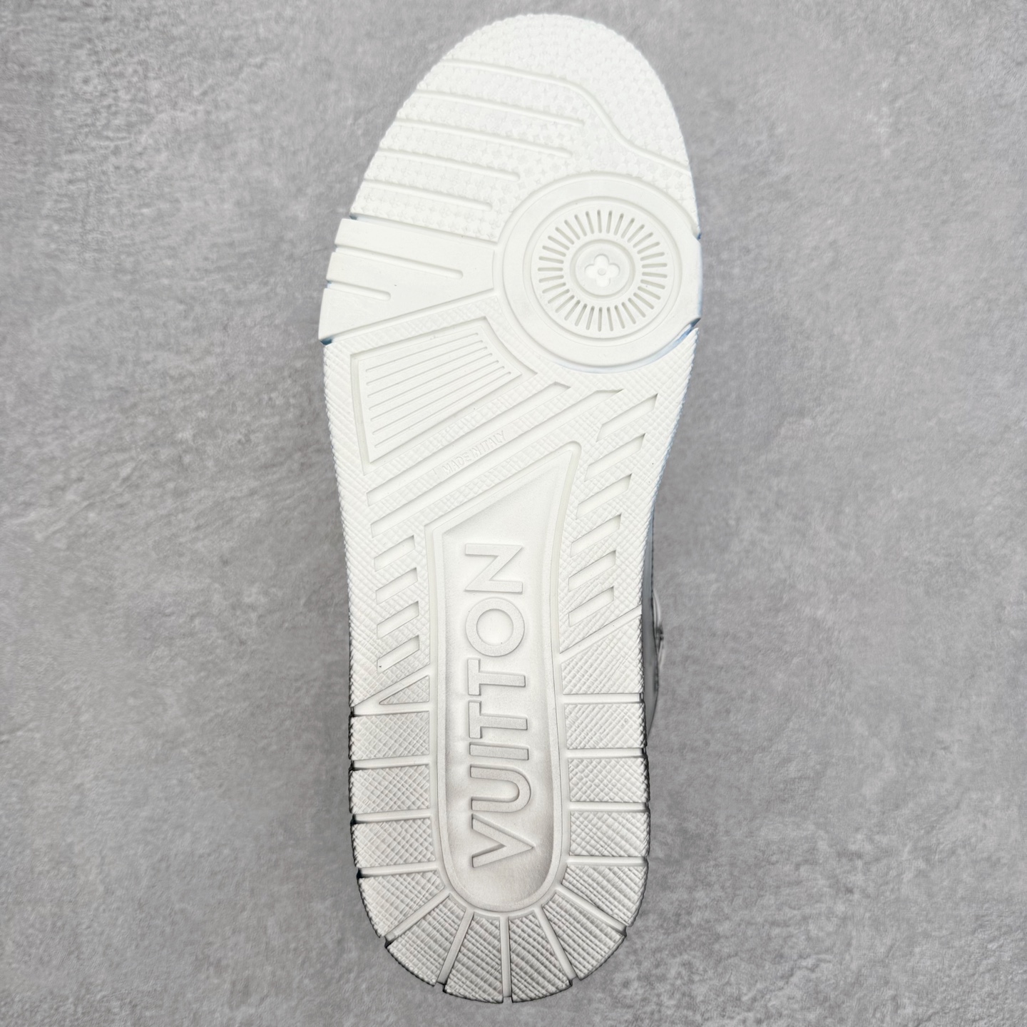 图片[9]-＃FS Louis Vuitton Trainer lv时装走秀运动鞋 完美鞋型超高的清洁度 零毛边线头瑕疵 全套原楦原纸版原鞋开模 全网最具灵魂的版型 正确原装黄色鞋盒 正确中底印花 鞋面印花3D高频深度立体 全鞋电脑针车 紧密相连 针距密度一致 环保乳胶注塑鞋垫 厚度脚感还原原版 皮面裁剪部位 统一油边封口工艺 原装橡胶大底含胶量大底组合零偏差 专柜全套包装 防尘袋 说明书 质保卡 男女鞋 尺码：35 36 37 38 39 40 41 42 43 44 45-选品中心