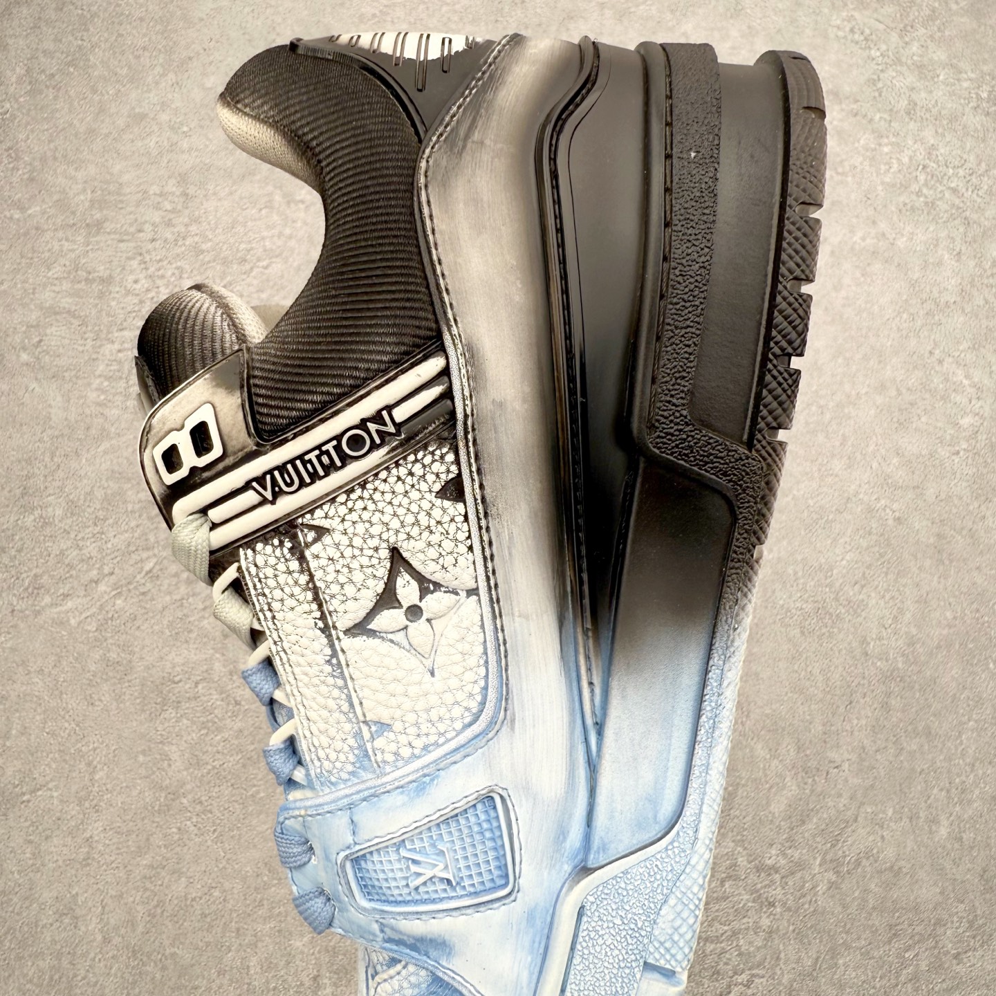 图片[7]-＃FS Louis Vuitton Trainer lv时装走秀运动鞋 完美鞋型超高的清洁度 零毛边线头瑕疵 全套原楦原纸版原鞋开模 全网最具灵魂的版型 正确原装黄色鞋盒 正确中底印花 鞋面印花3D高频深度立体 全鞋电脑针车 紧密相连 针距密度一致 环保乳胶注塑鞋垫 厚度脚感还原原版 皮面裁剪部位 统一油边封口工艺 原装橡胶大底含胶量大底组合零偏差 专柜全套包装 防尘袋 说明书 质保卡 男女鞋 尺码：35 36 37 38 39 40 41 42 43 44 45-选品中心