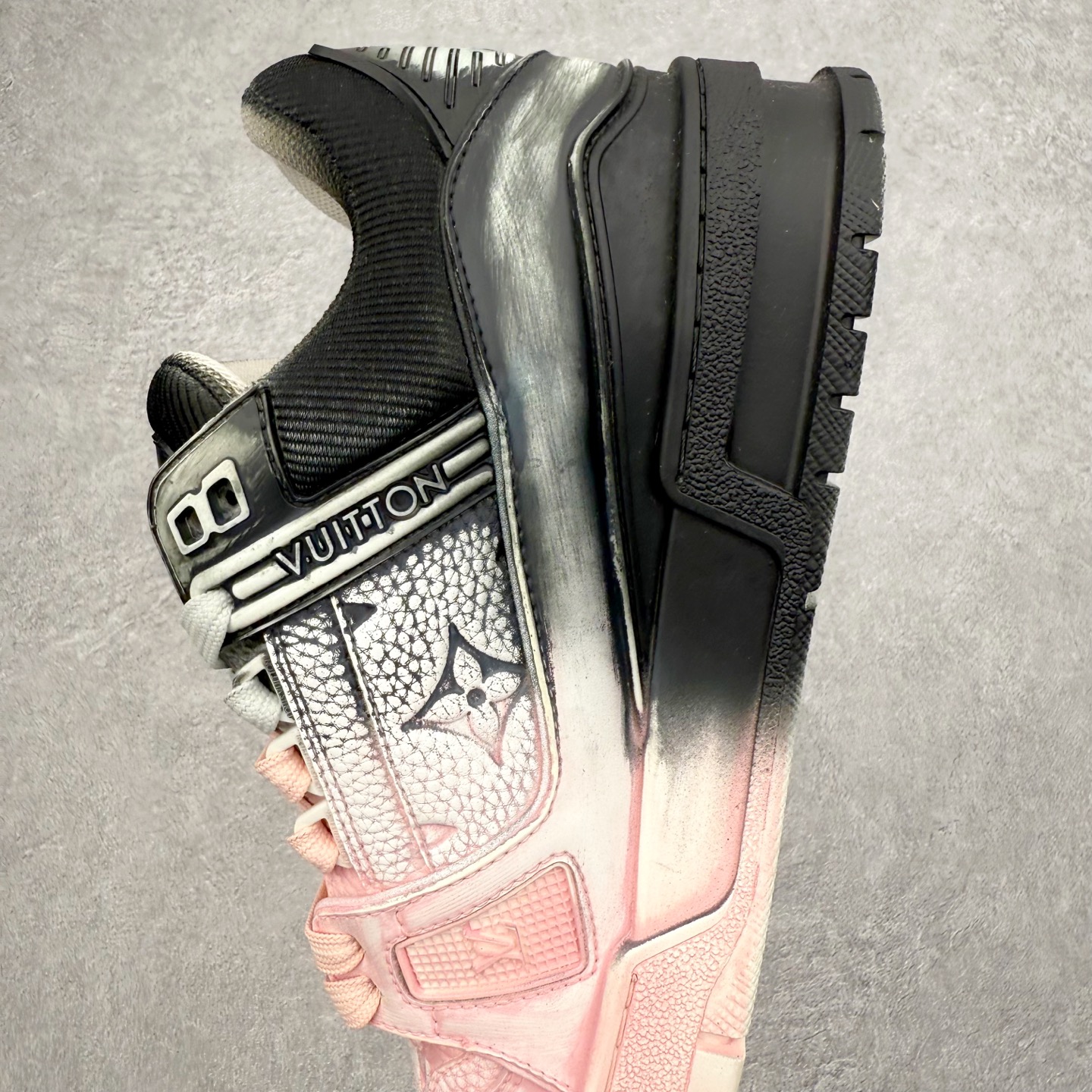 图片[7]-＃FS Louis Vuitton Trainer lv时装走秀运动鞋 完美鞋型超高的清洁度 零毛边线头瑕疵 全套原楦原纸版原鞋开模 全网最具灵魂的版型 正确原装黄色鞋盒 正确中底印花 鞋面印花3D高频深度立体 全鞋电脑针车 紧密相连 针距密度一致 环保乳胶注塑鞋垫 厚度脚感还原原版 皮面裁剪部位 统一油边封口工艺 原装橡胶大底含胶量大底组合零偏差 专柜全套包装 防尘袋 说明书 质保卡 男女鞋 尺码：35 36 37 38 39 40 41 42 43 44 45-选品中心