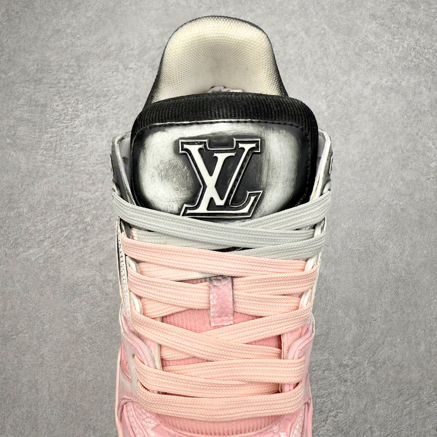 图片[5]-＃FS Louis Vuitton Trainer lv时装走秀运动鞋 完美鞋型超高的清洁度 零毛边线头瑕疵 全套原楦原纸版原鞋开模 全网最具灵魂的版型 正确原装黄色鞋盒 正确中底印花 鞋面印花3D高频深度立体 全鞋电脑针车 紧密相连 针距密度一致 环保乳胶注塑鞋垫 厚度脚感还原原版 皮面裁剪部位 统一油边封口工艺 原装橡胶大底含胶量大底组合零偏差 专柜全套包装 防尘袋 说明书 质保卡 男女鞋 尺码：35 36 37 38 39 40 41 42 43 44 45-选品中心