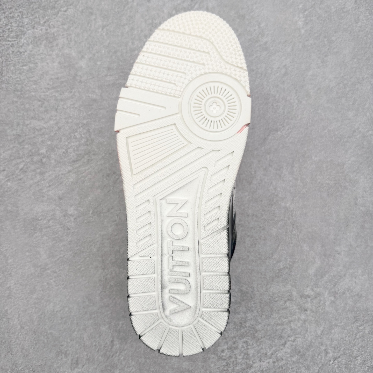 图片[9]-＃FS Louis Vuitton Trainer lv时装走秀运动鞋 完美鞋型超高的清洁度 零毛边线头瑕疵 全套原楦原纸版原鞋开模 全网最具灵魂的版型 正确原装黄色鞋盒 正确中底印花 鞋面印花3D高频深度立体 全鞋电脑针车 紧密相连 针距密度一致 环保乳胶注塑鞋垫 厚度脚感还原原版 皮面裁剪部位 统一油边封口工艺 原装橡胶大底含胶量大底组合零偏差 专柜全套包装 防尘袋 说明书 质保卡 男女鞋 尺码：35 36 37 38 39 40 41 42 43 44 45-选品中心