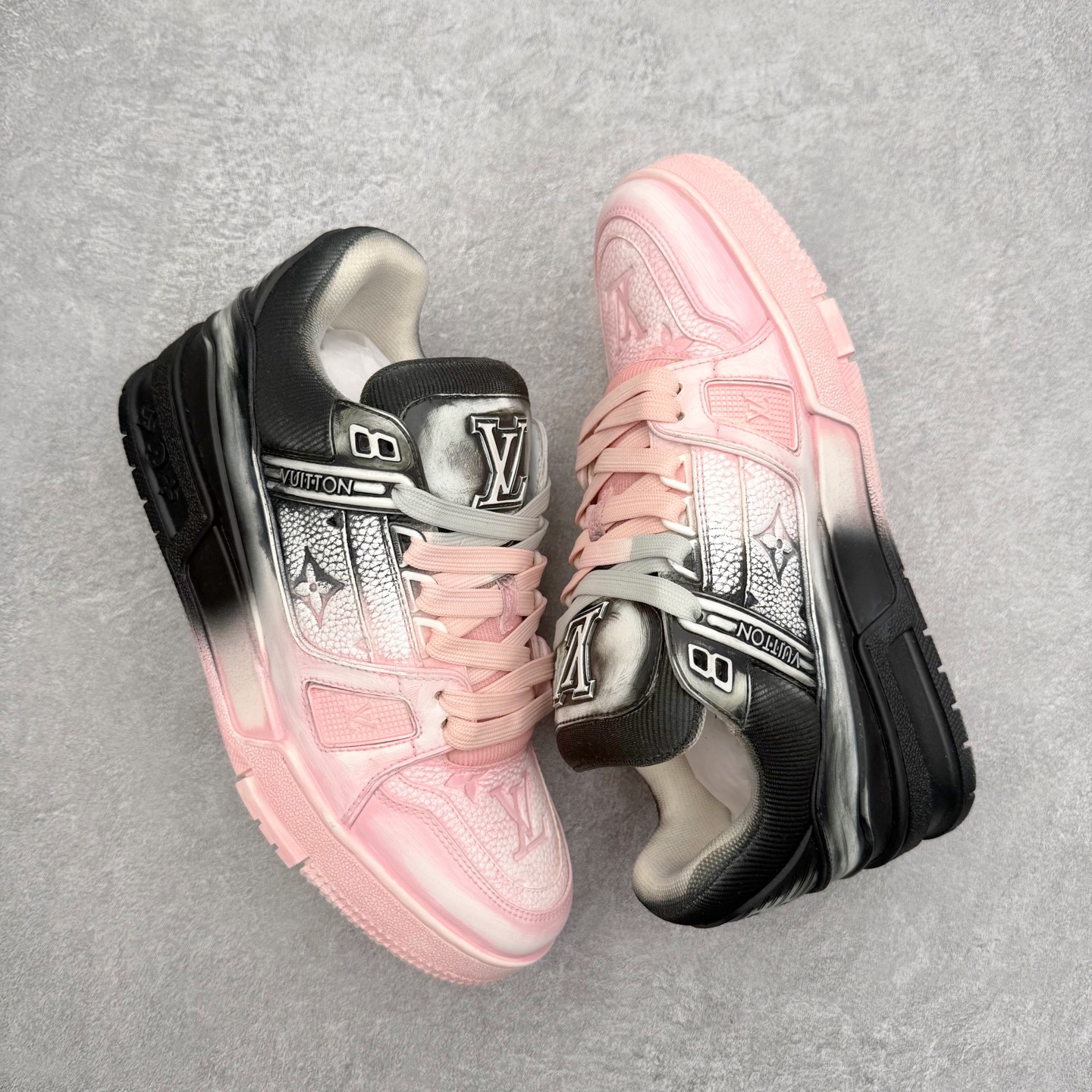 图片[3]-＃FS Louis Vuitton Trainer lv时装走秀运动鞋 完美鞋型超高的清洁度 零毛边线头瑕疵 全套原楦原纸版原鞋开模 全网最具灵魂的版型 正确原装黄色鞋盒 正确中底印花 鞋面印花3D高频深度立体 全鞋电脑针车 紧密相连 针距密度一致 环保乳胶注塑鞋垫 厚度脚感还原原版 皮面裁剪部位 统一油边封口工艺 原装橡胶大底含胶量大底组合零偏差 专柜全套包装 防尘袋 说明书 质保卡 男女鞋 尺码：35 36 37 38 39 40 41 42 43 44 45-选品中心