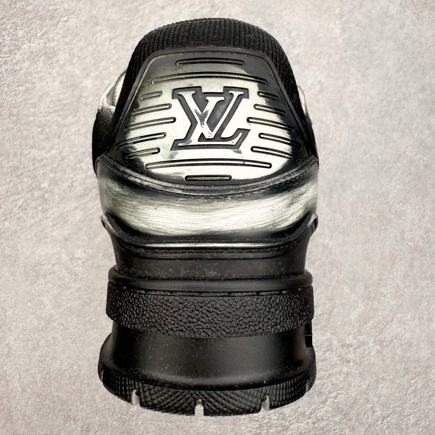 图片[8]-＃FS Louis Vuitton Trainer lv时装走秀运动鞋 完美鞋型超高的清洁度 零毛边线头瑕疵 全套原楦原纸版原鞋开模 全网最具灵魂的版型 正确原装黄色鞋盒 正确中底印花 鞋面印花3D高频深度立体 全鞋电脑针车 紧密相连 针距密度一致 环保乳胶注塑鞋垫 厚度脚感还原原版 皮面裁剪部位 统一油边封口工艺 原装橡胶大底含胶量大底组合零偏差 专柜全套包装 防尘袋 说明书 质保卡 男女鞋 尺码：35 36 37 38 39 40 41 42 43 44 45-选品中心