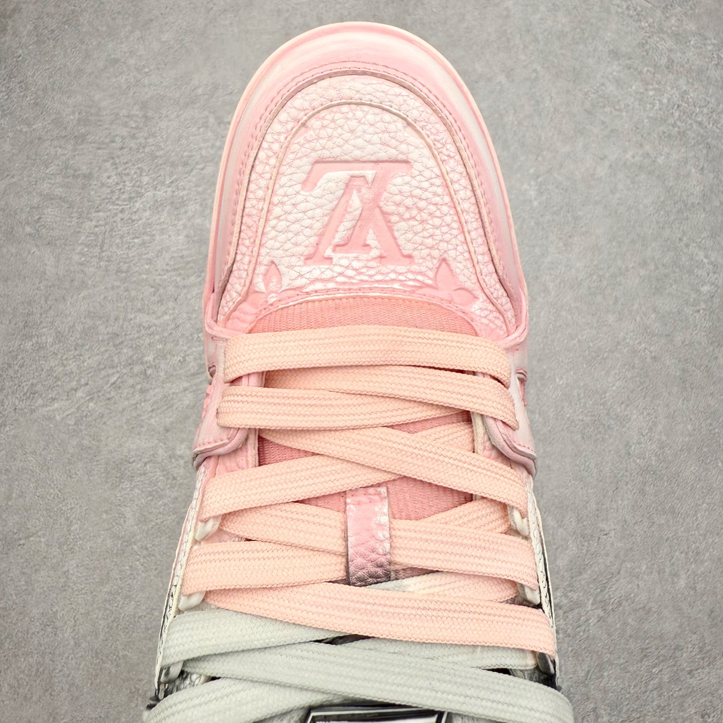 图片[4]-＃FS Louis Vuitton Trainer lv时装走秀运动鞋 完美鞋型超高的清洁度 零毛边线头瑕疵 全套原楦原纸版原鞋开模 全网最具灵魂的版型 正确原装黄色鞋盒 正确中底印花 鞋面印花3D高频深度立体 全鞋电脑针车 紧密相连 针距密度一致 环保乳胶注塑鞋垫 厚度脚感还原原版 皮面裁剪部位 统一油边封口工艺 原装橡胶大底含胶量大底组合零偏差 专柜全套包装 防尘袋 说明书 质保卡 男女鞋 尺码：35 36 37 38 39 40 41 42 43 44 45-选品中心