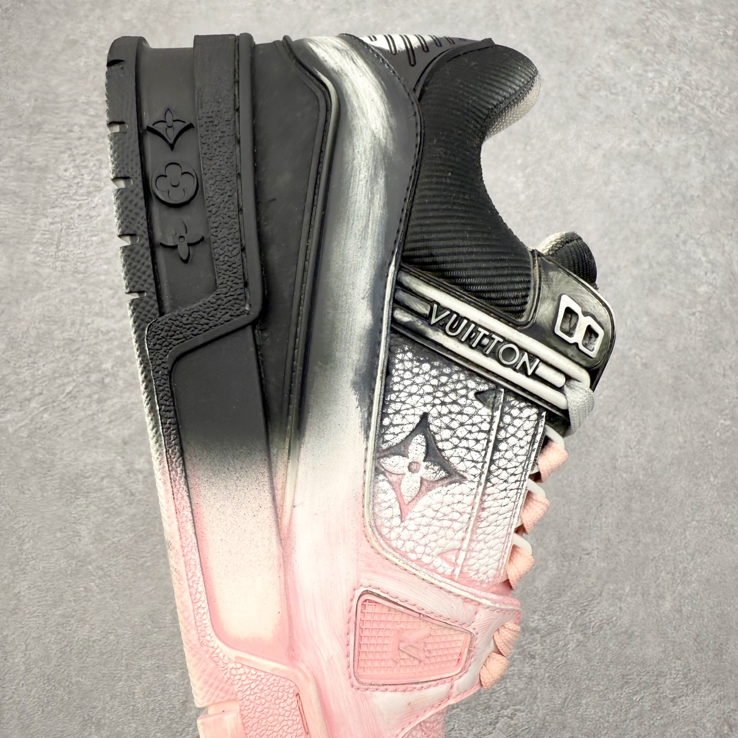 图片[6]-＃FS Louis Vuitton Trainer lv时装走秀运动鞋 完美鞋型超高的清洁度 零毛边线头瑕疵 全套原楦原纸版原鞋开模 全网最具灵魂的版型 正确原装黄色鞋盒 正确中底印花 鞋面印花3D高频深度立体 全鞋电脑针车 紧密相连 针距密度一致 环保乳胶注塑鞋垫 厚度脚感还原原版 皮面裁剪部位 统一油边封口工艺 原装橡胶大底含胶量大底组合零偏差 专柜全套包装 防尘袋 说明书 质保卡 男女鞋 尺码：35 36 37 38 39 40 41 42 43 44 45-选品中心