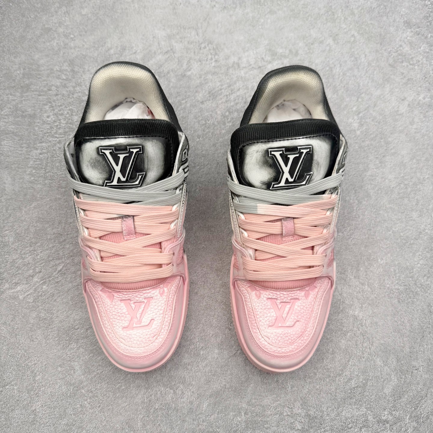 图片[2]-＃FS Louis Vuitton Trainer lv时装走秀运动鞋 完美鞋型超高的清洁度 零毛边线头瑕疵 全套原楦原纸版原鞋开模 全网最具灵魂的版型 正确原装黄色鞋盒 正确中底印花 鞋面印花3D高频深度立体 全鞋电脑针车 紧密相连 针距密度一致 环保乳胶注塑鞋垫 厚度脚感还原原版 皮面裁剪部位 统一油边封口工艺 原装橡胶大底含胶量大底组合零偏差 专柜全套包装 防尘袋 说明书 质保卡 男女鞋 尺码：35 36 37 38 39 40 41 42 43 44 45-选品中心