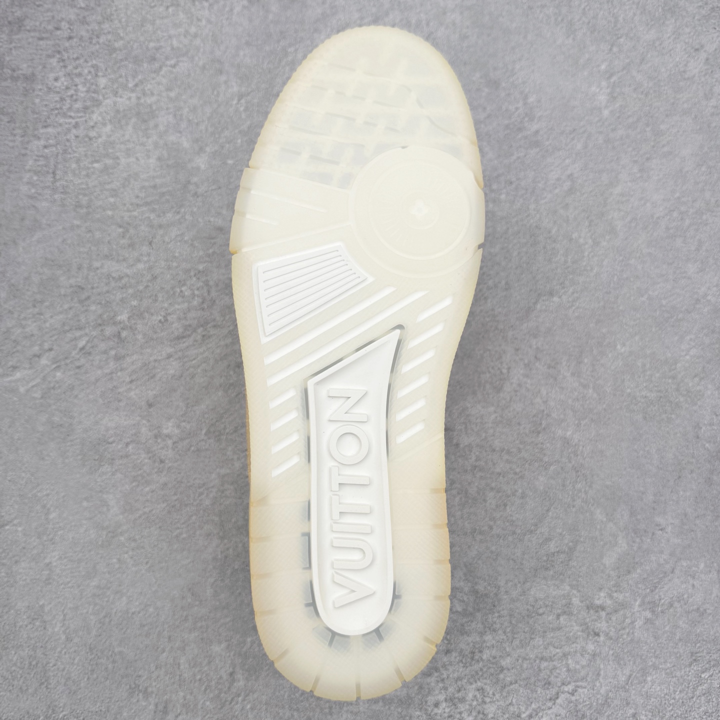 图片[9]-＃FS Louis Vuitton Trainer lv时装走秀运动鞋 完美鞋型超高的清洁度 零毛边线头瑕疵 全套原楦原纸版原鞋开模 全网最具灵魂的版型 正确原装黄色鞋盒 正确中底印花 鞋面印花3D高频深度立体 全鞋电脑针车 紧密相连 针距密度一致 环保乳胶注塑鞋垫 厚度脚感还原原版 皮面裁剪部位 统一油边封口工艺 原装橡胶大底含胶量大底组合零偏差 专柜全套包装 防尘袋 说明书 质保卡 男女鞋 尺码：35 36 37 38 39 40 41 42 43 44 45-选品中心